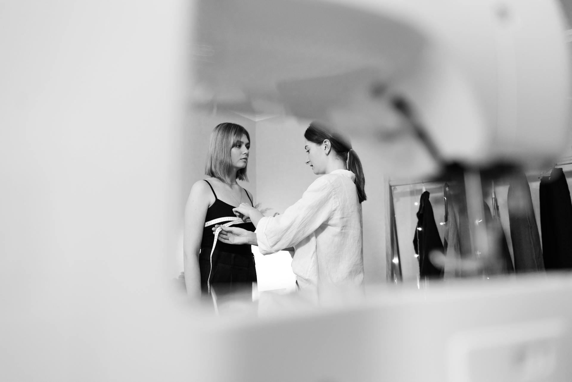 Una costurera midiendo a su clienta | Fuente: Pexels