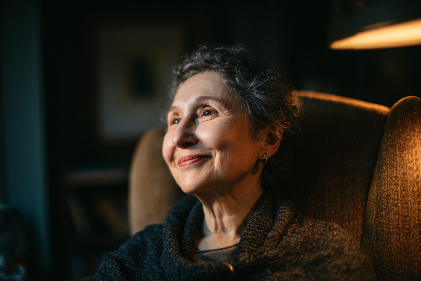 Una mujer mayor sentada en un sofá | Fuente: Midjourney