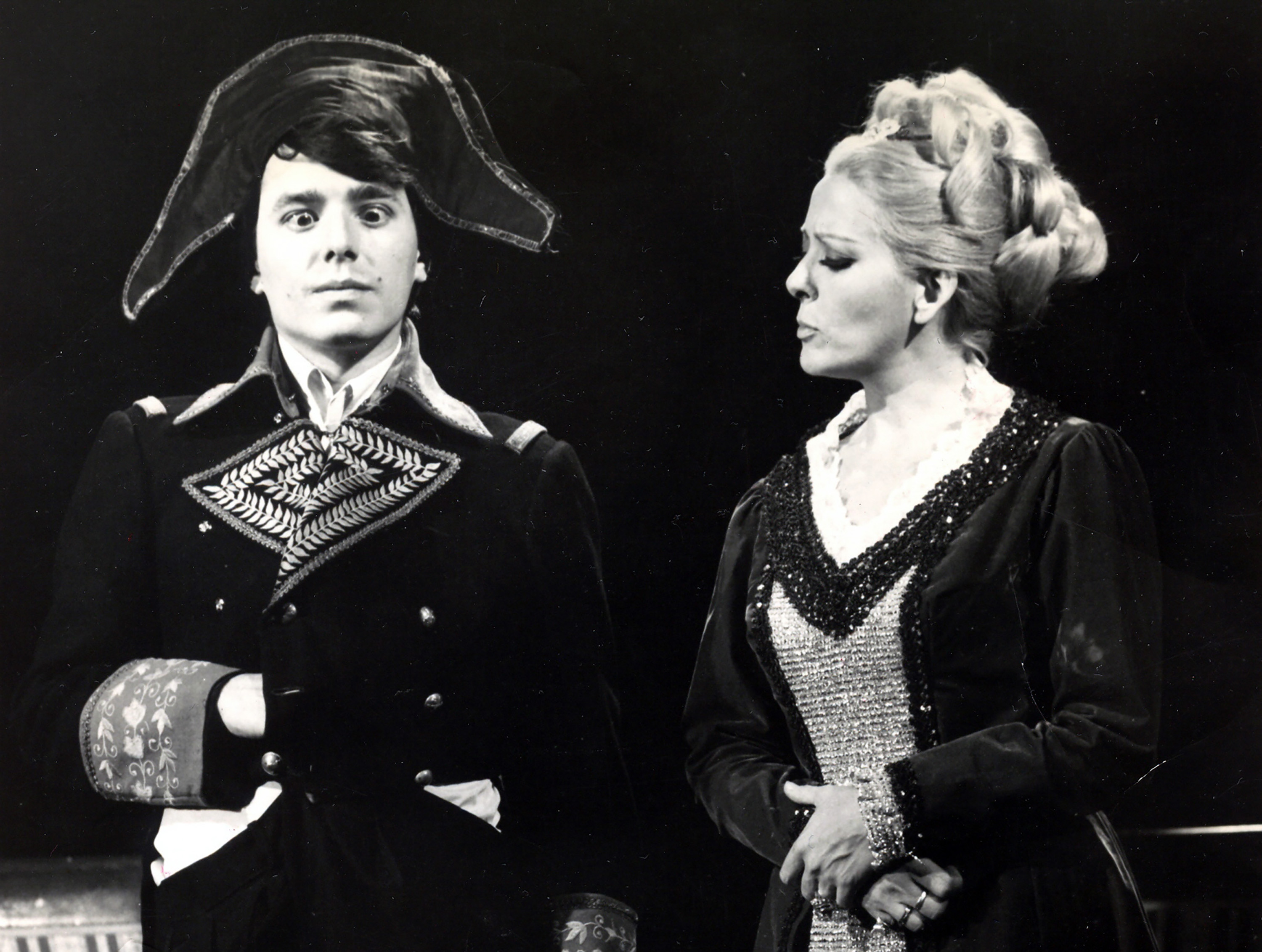 Enrique Guzmán y Silvia Pinal durante una presentación teatral en la Ciudad de México. | Fuente: Getty Images