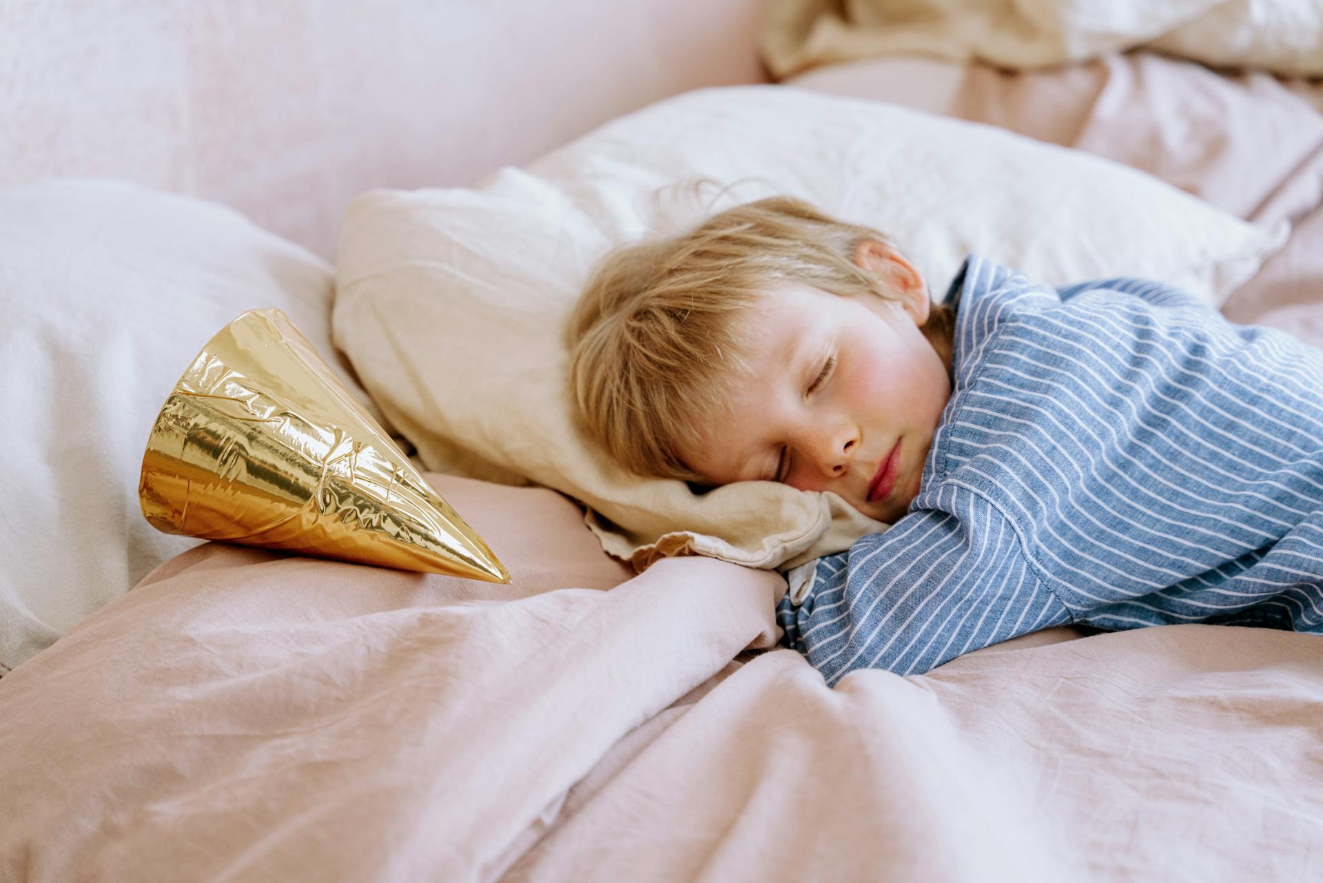 Un niño durmiendo en su cama | Fuente: Pexels