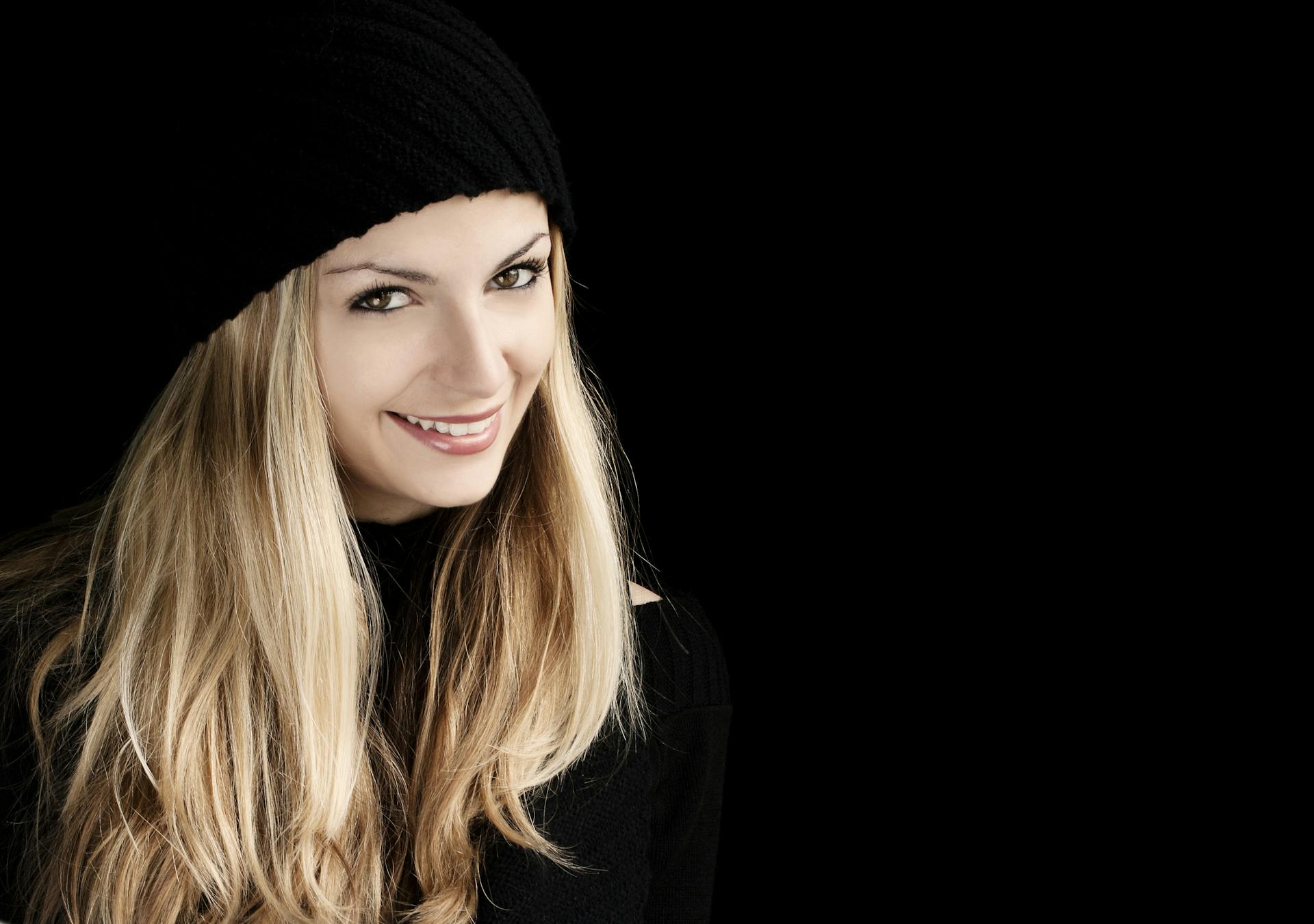 Una mujer sonriendo a alguien | Fuente: Pexels