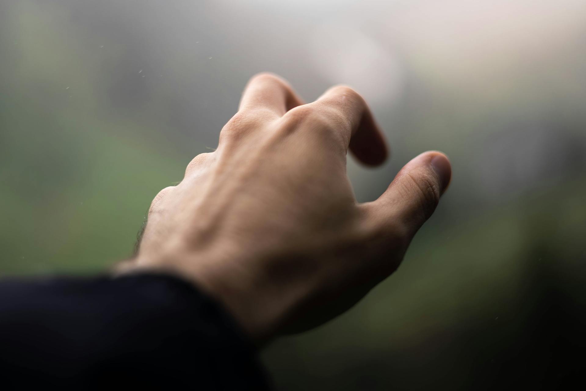 Un hombre tendiendo la mano a alguien | Fuente: Pexels