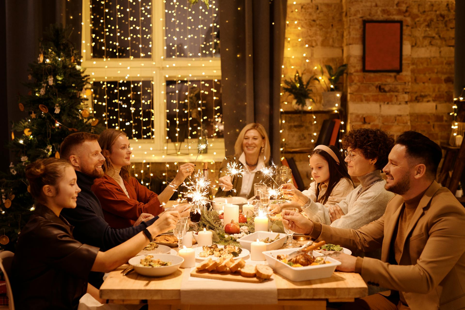 Una familia reunida para un evento | Fuente: Pexels