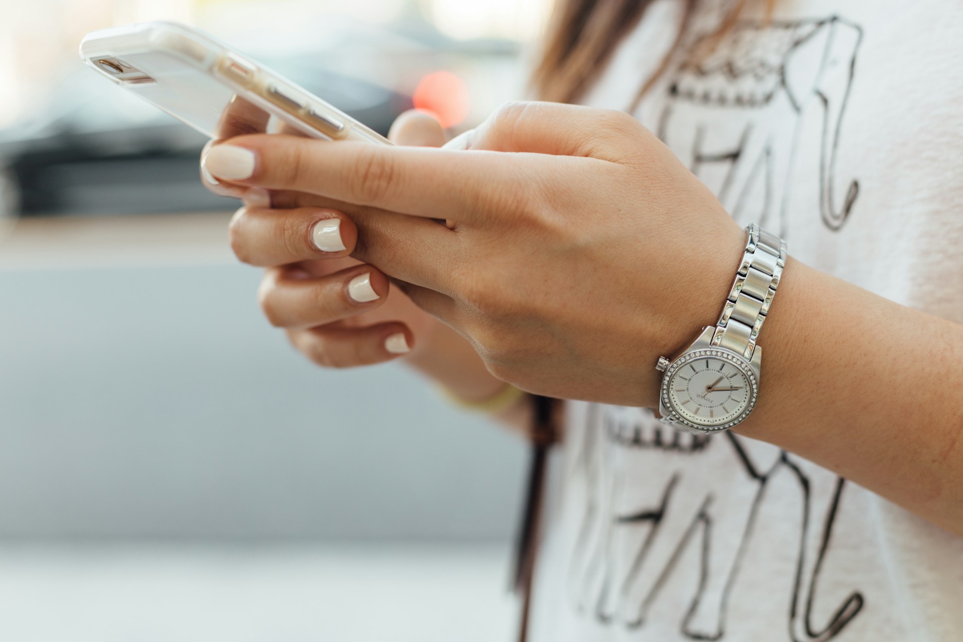 Una mujer tecleando en su teléfono | Fuente: Unsplash