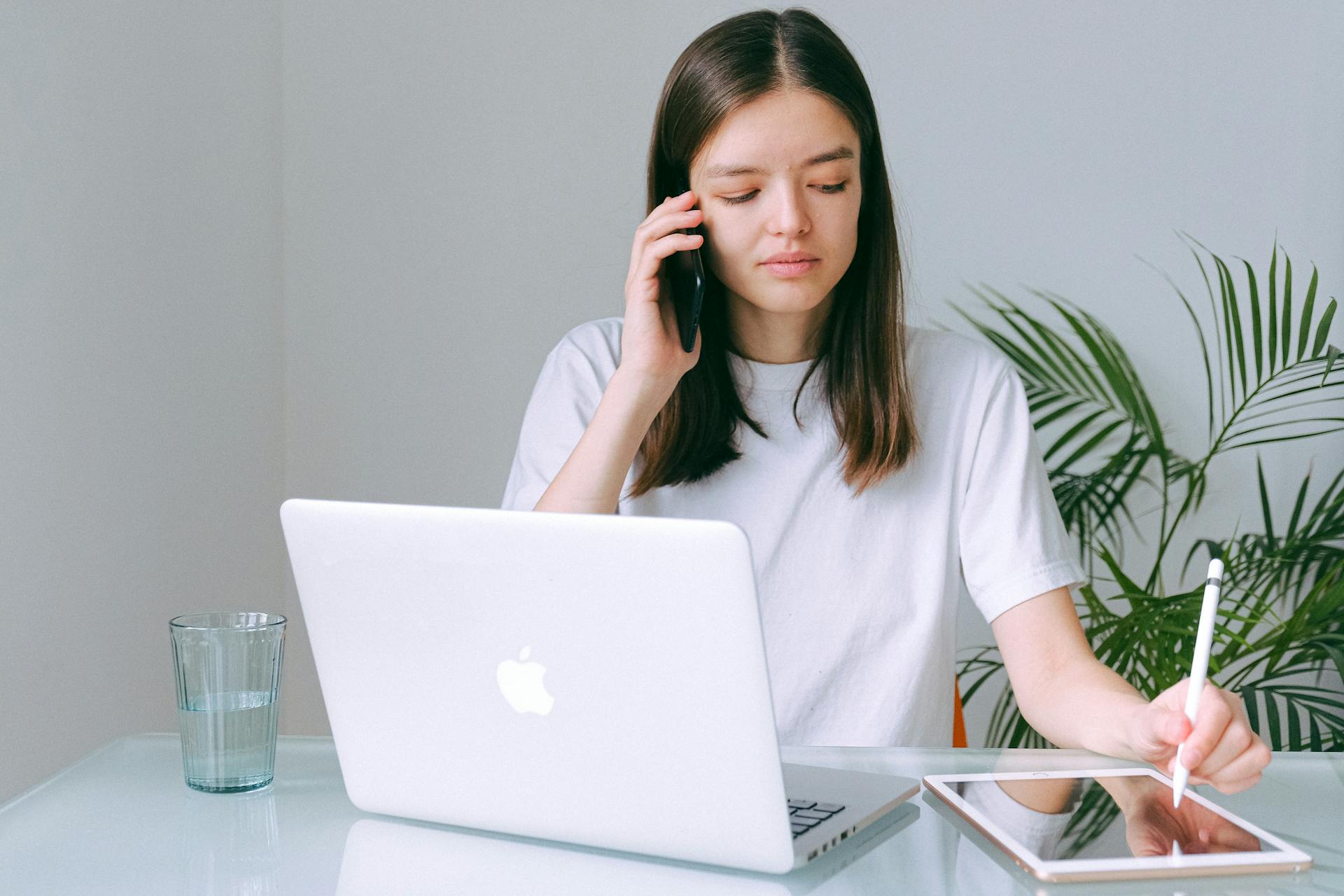 Una mujer hablando por teléfono | Fuente: Pexels