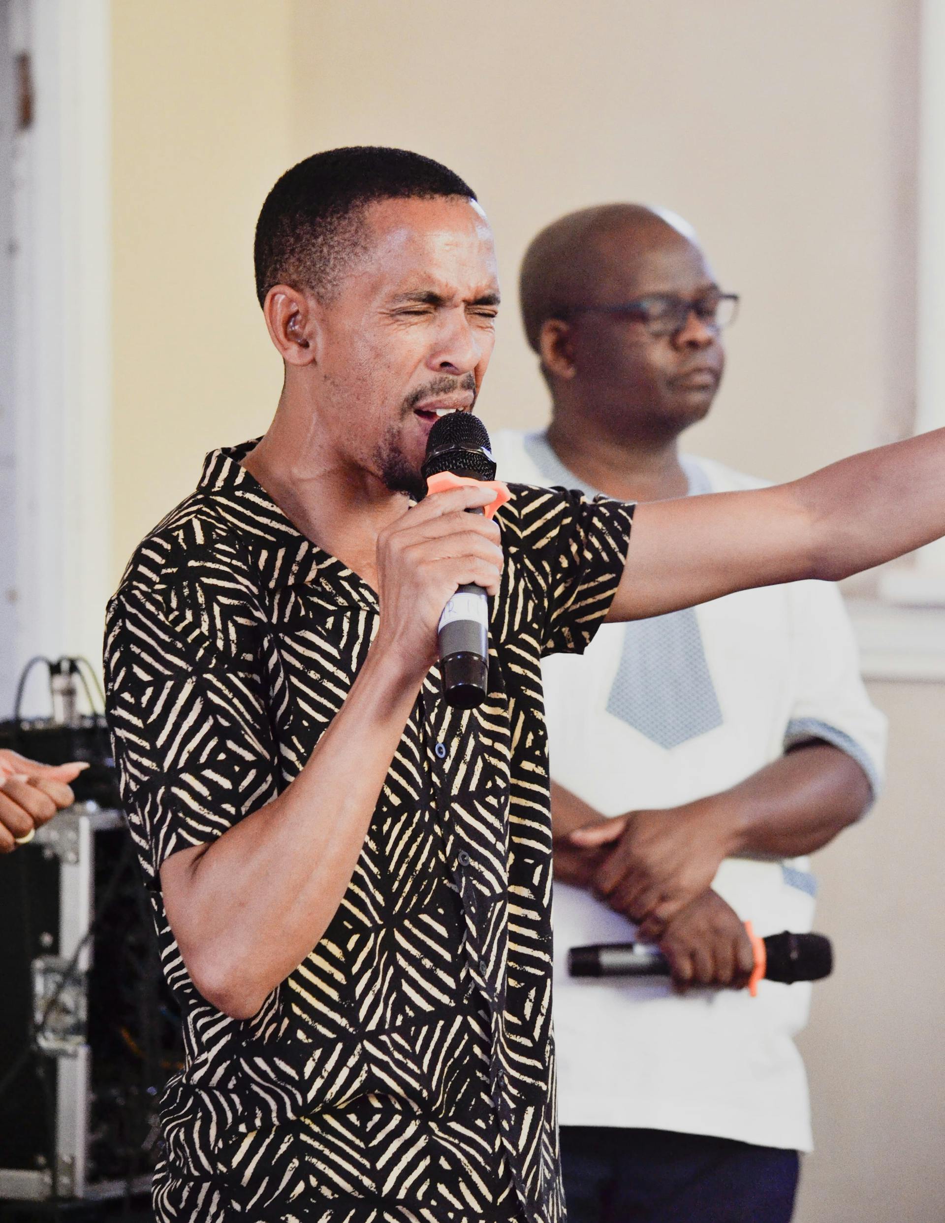 Una cantante actuando | Fuente: Pexels