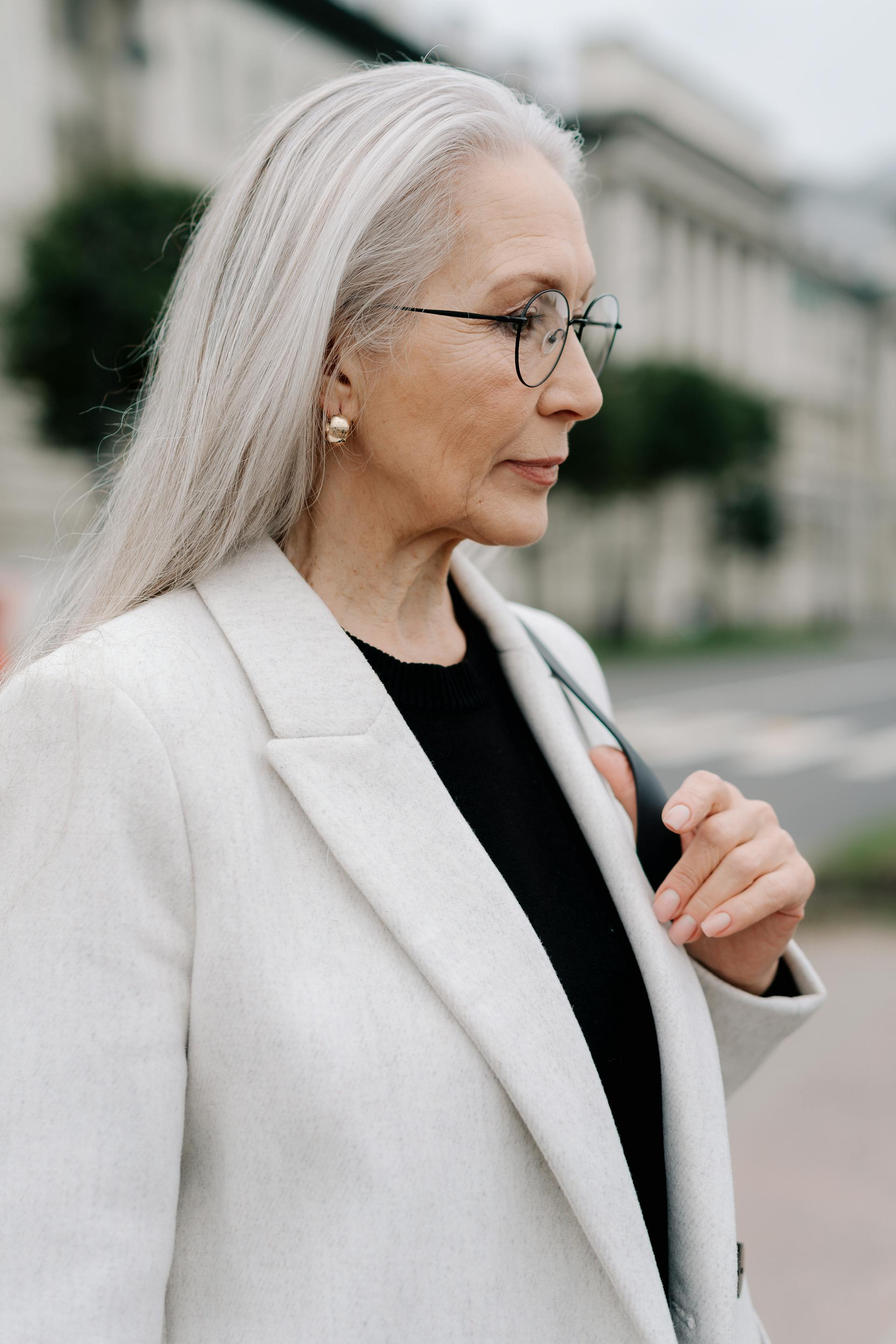 Mujer mayor con una americana blanca | Fuente: Pexels