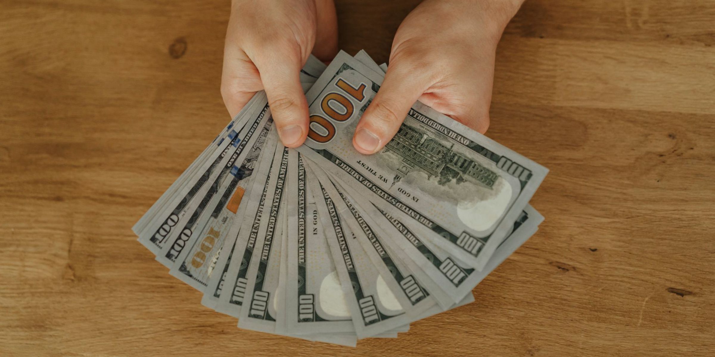 A person holding cash | Source: Pexels