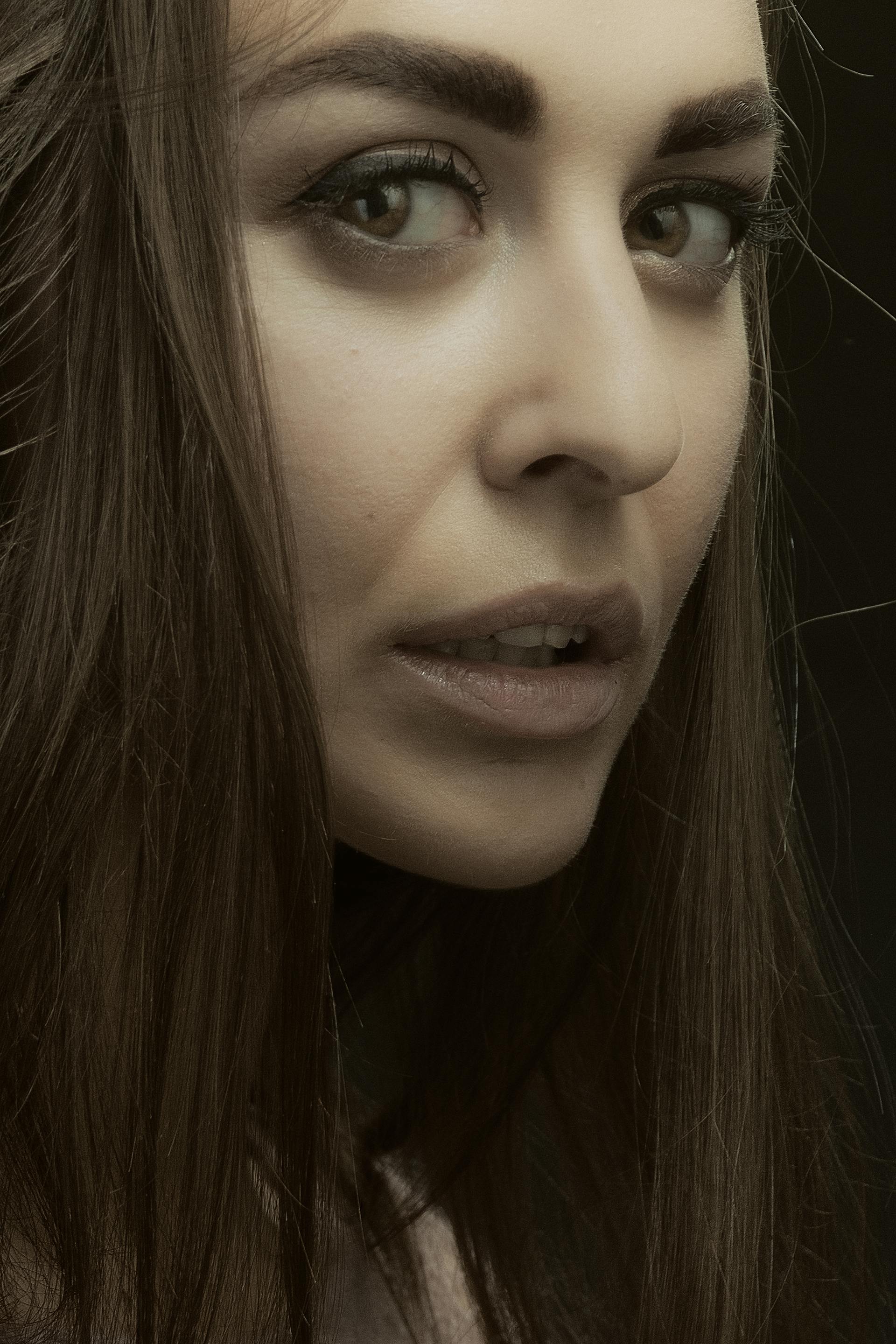 Una mujer mira fijamente a alguien con mirada suplicante | Fuente: Pexels