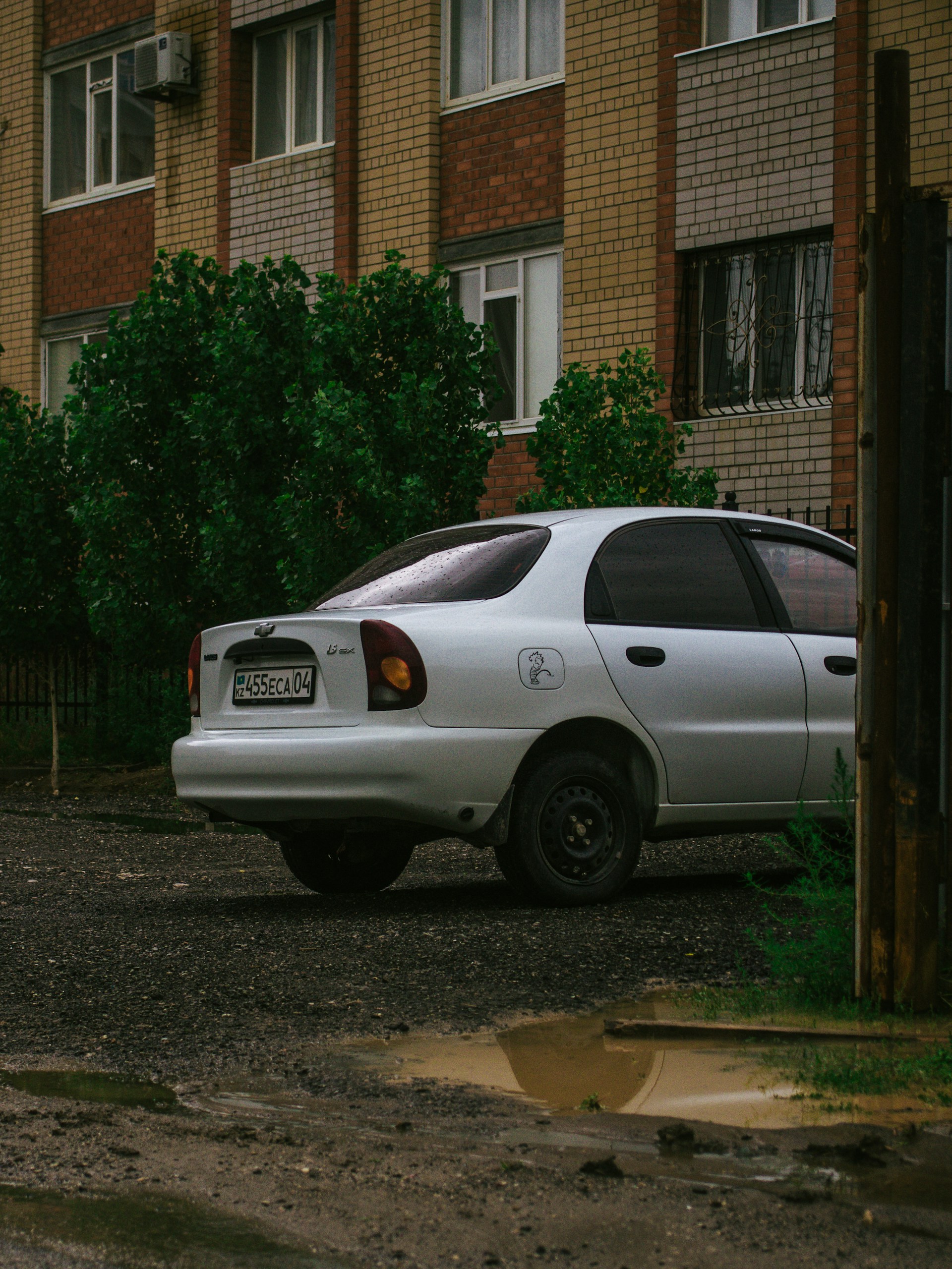 Un Automóvil aparcado en el exterior de un edificio | Fuente: Unsplash