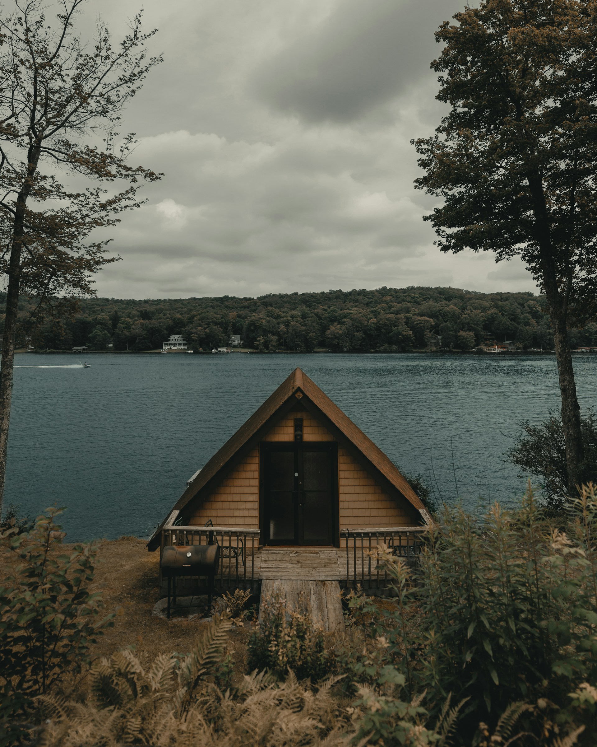 Una cabaña junto al lago | Fuente: Unsplash
