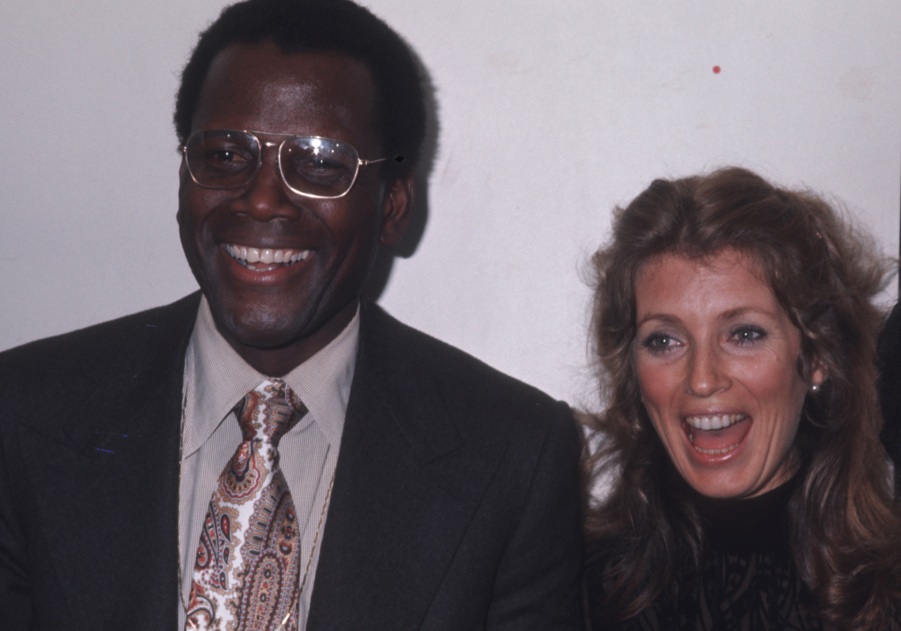 Sidney Poitier y Joanna Shimkus en el estreno de "Let's Do It Again", 1975 | Fuente: Getty Images