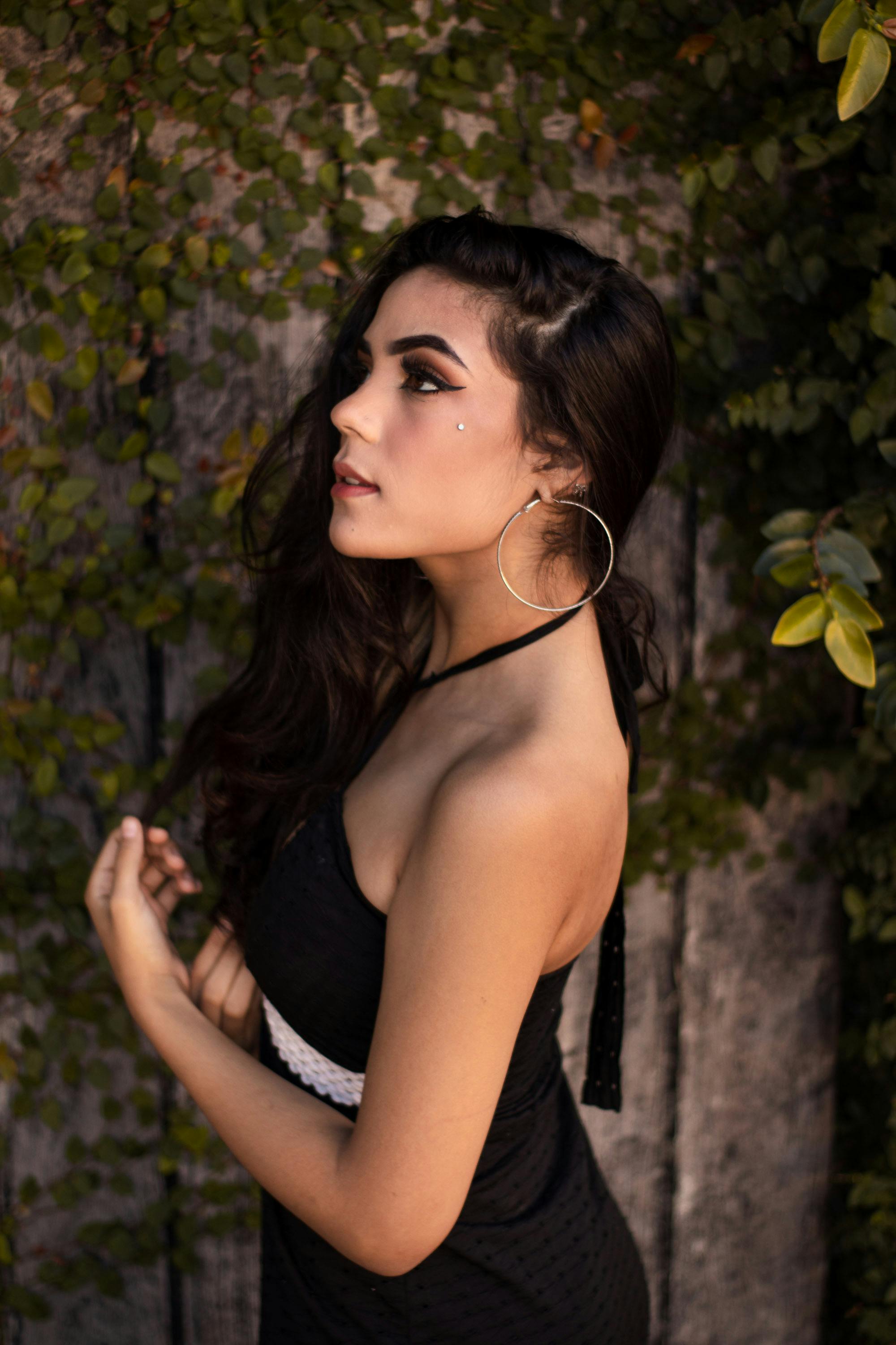 Una mujer posando en el exterior | Fuente: Pexels