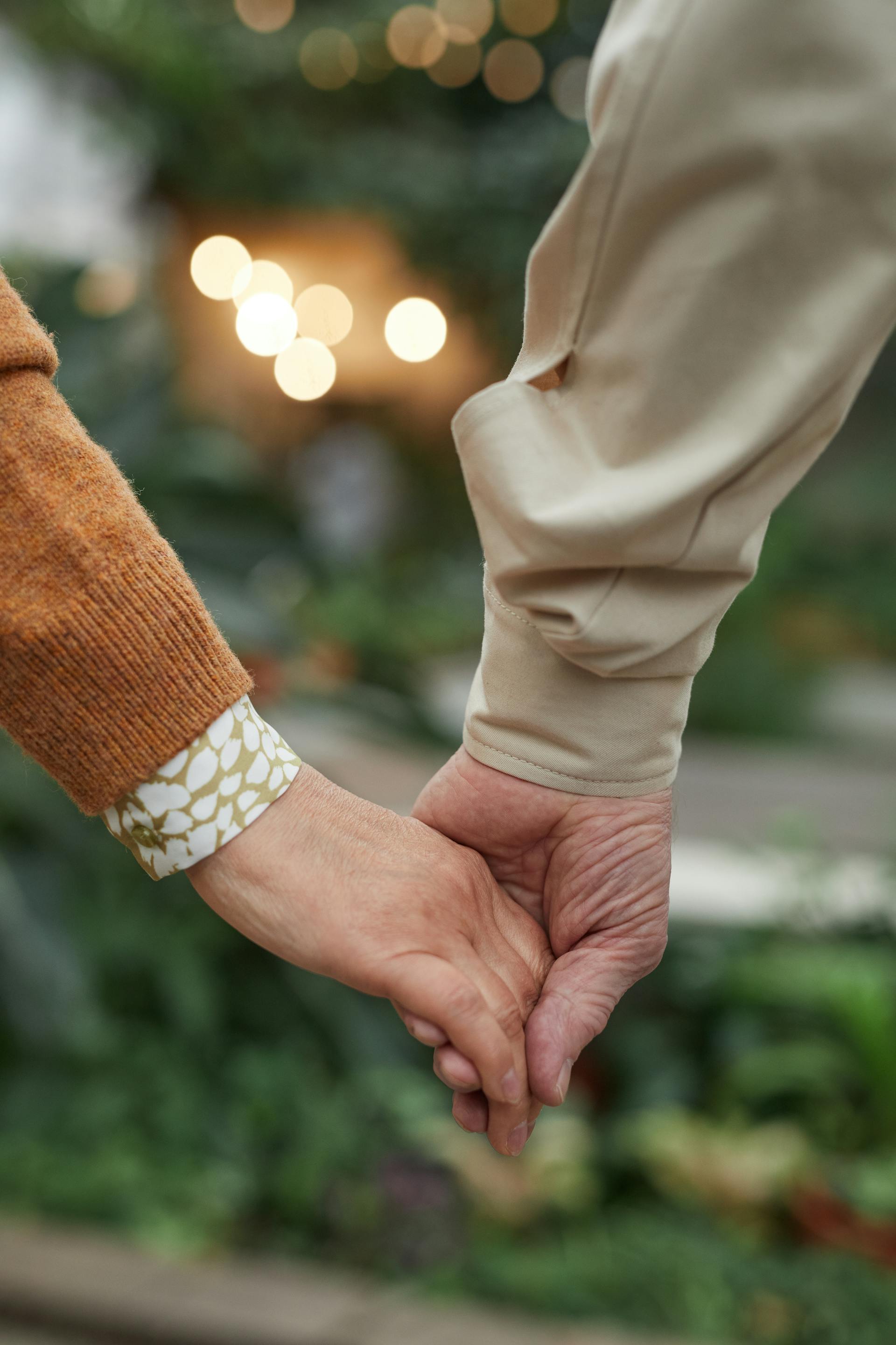 Una pareja tomada de la mano | Fuente: Pexels