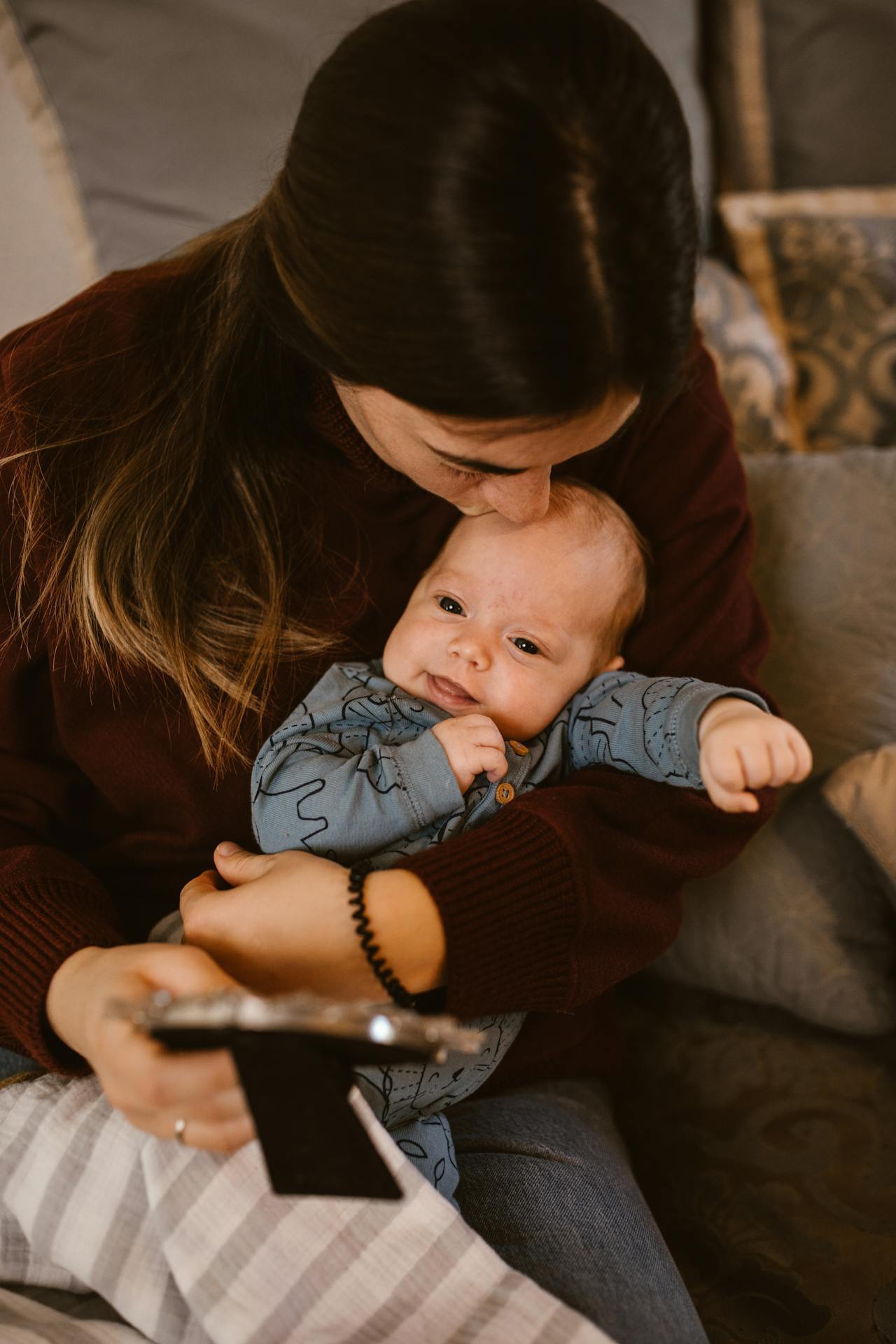Una madre besando a su bebé | Fuente: Pexels