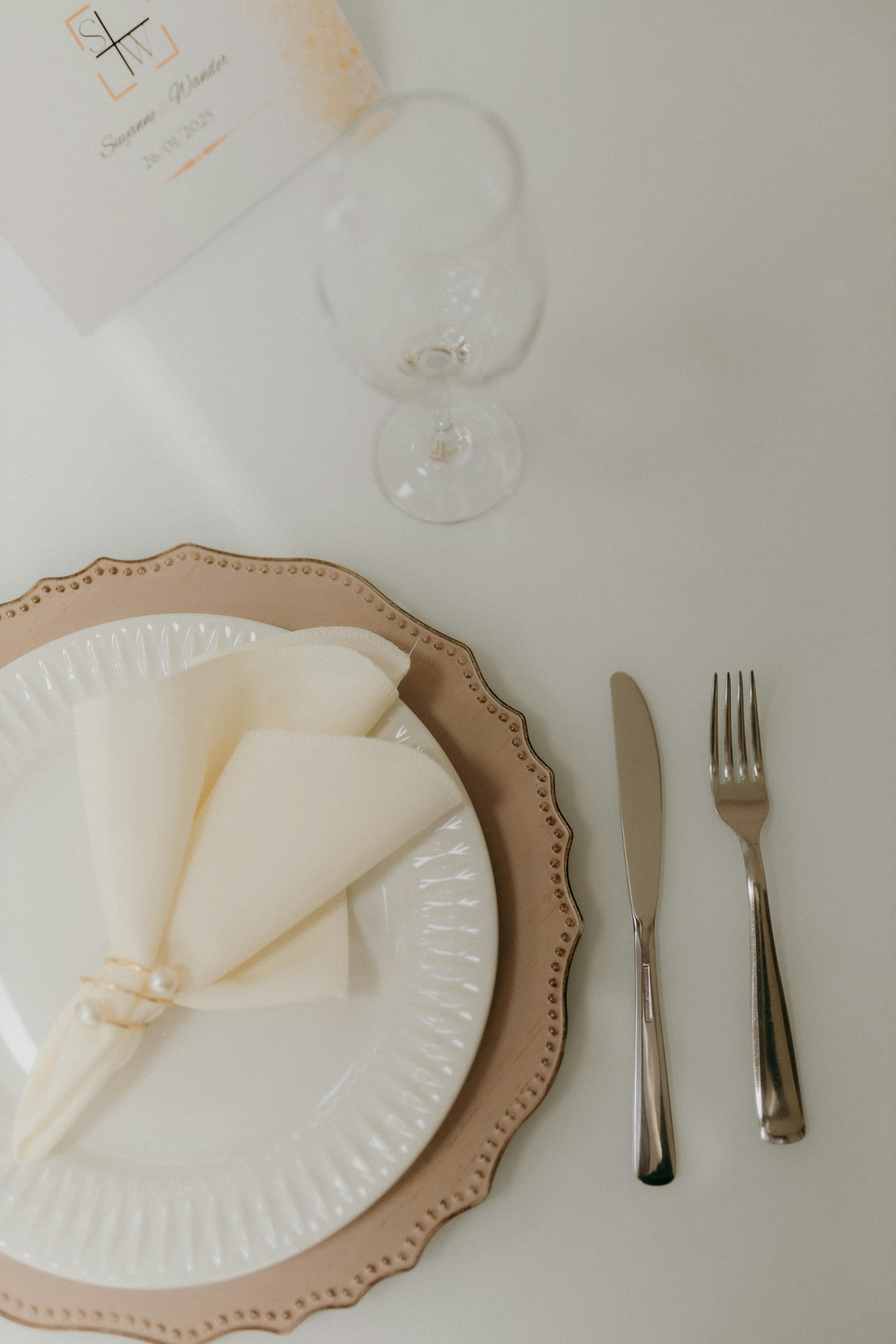 Una mesa decorada con servilletas | Fuente: Pexels