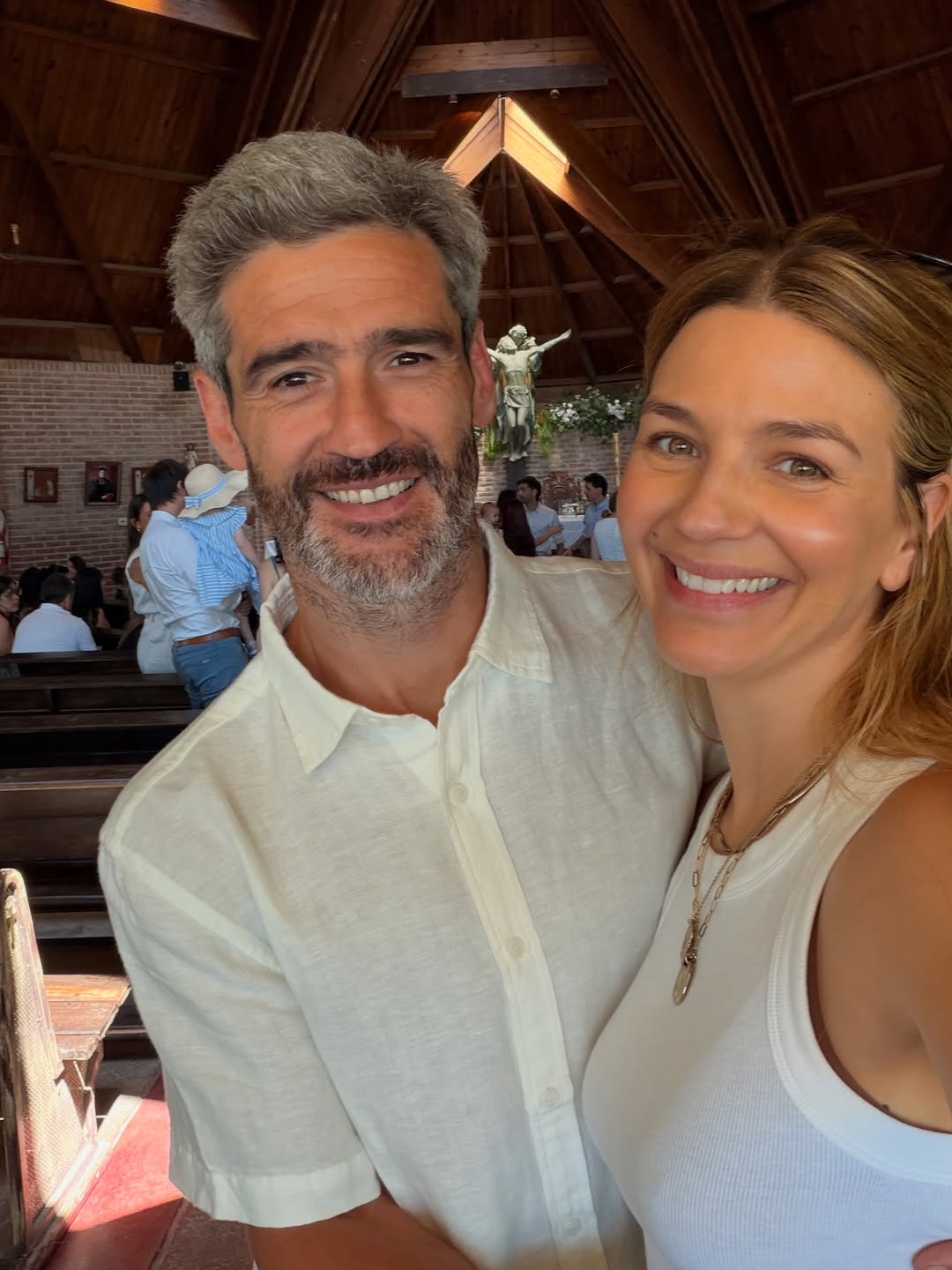 Marcela Kloosterboer y su esposo Fernando Sieling en la iglesia donde se celebró la comunión de su hija Juana | Fuente: Instagram/m.klooster