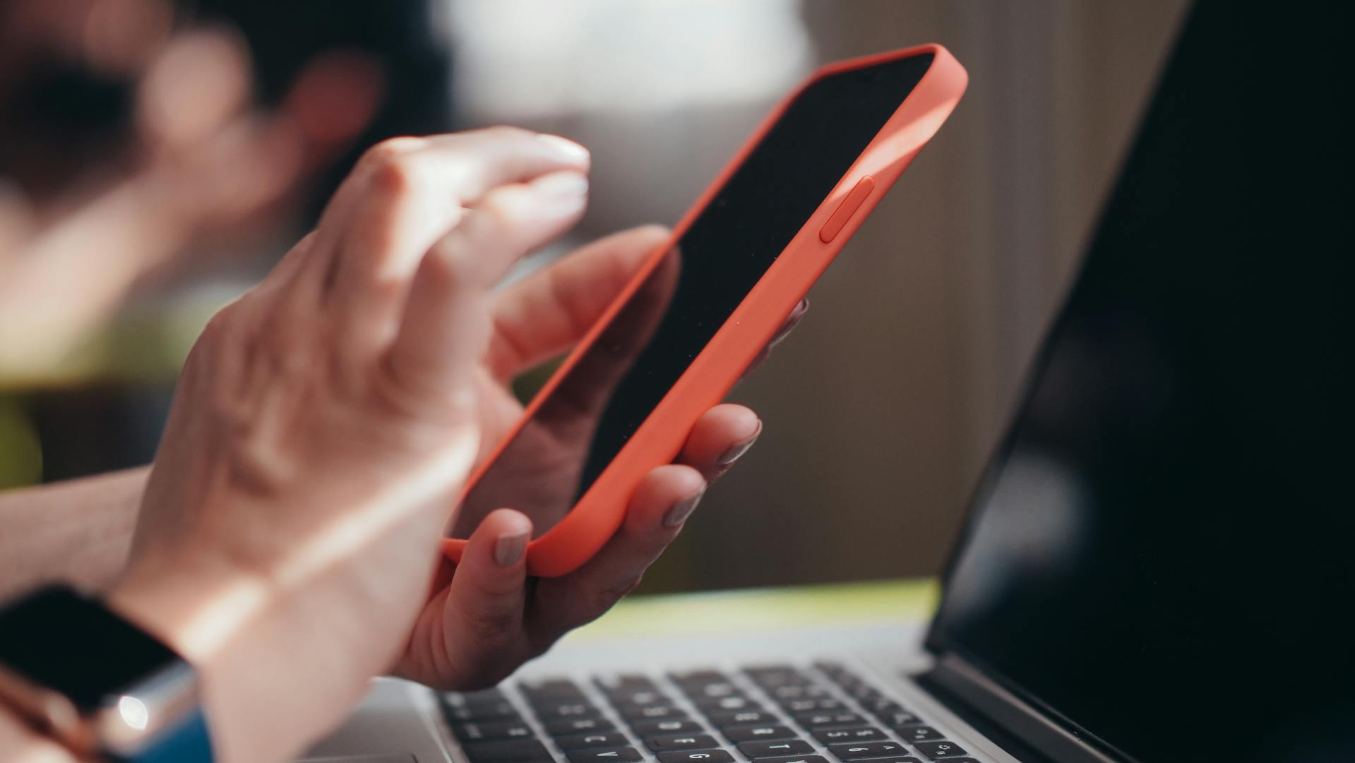 Una mujer usando su teléfono en el trabajo | Fuente: Pexels