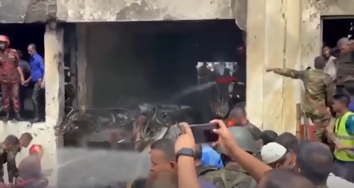 Labores de rescate y de control de daños tras el accidente. | Foto: YouTube/DW News