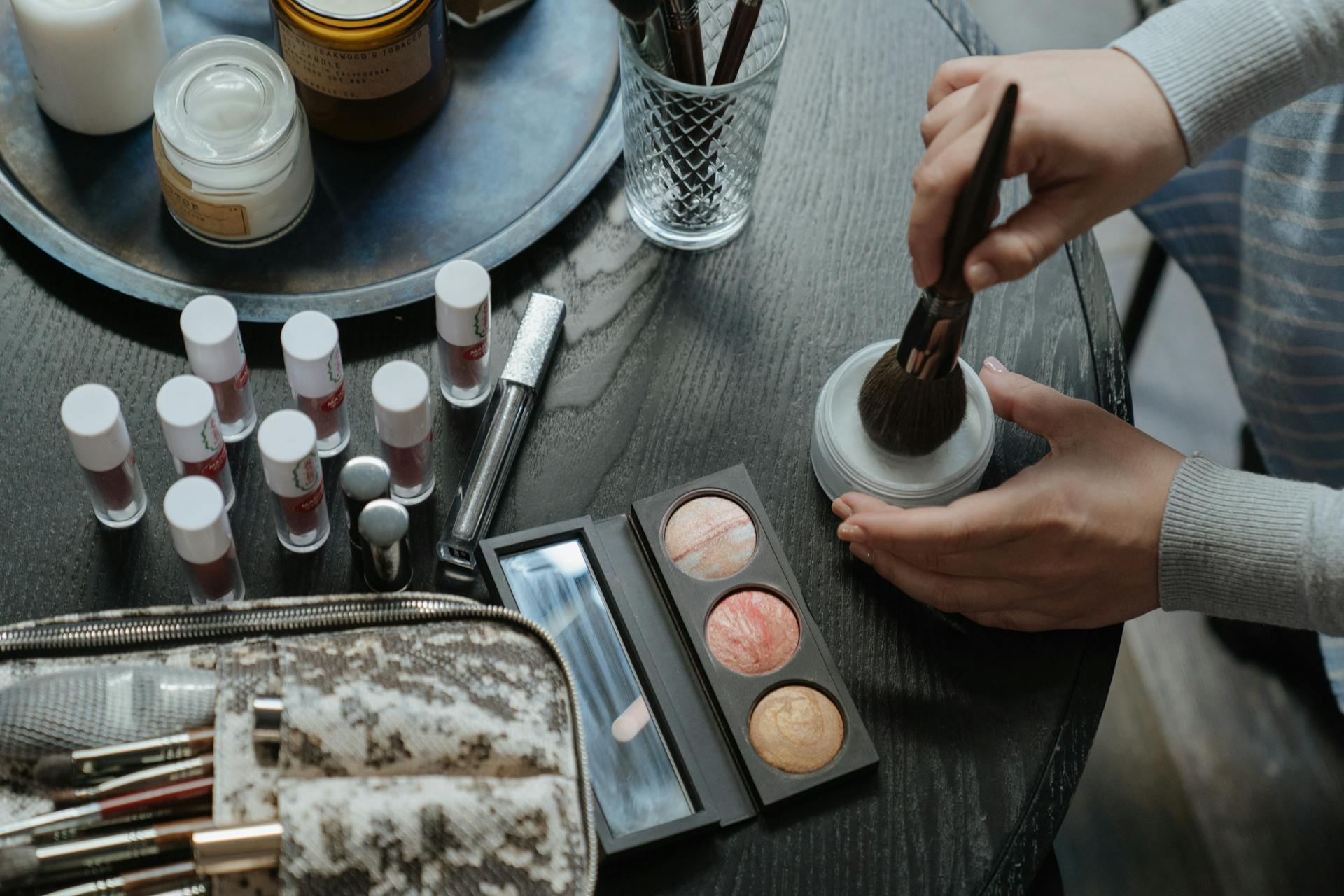 Maquillaje sobre una mesa | Fuente: Pexels