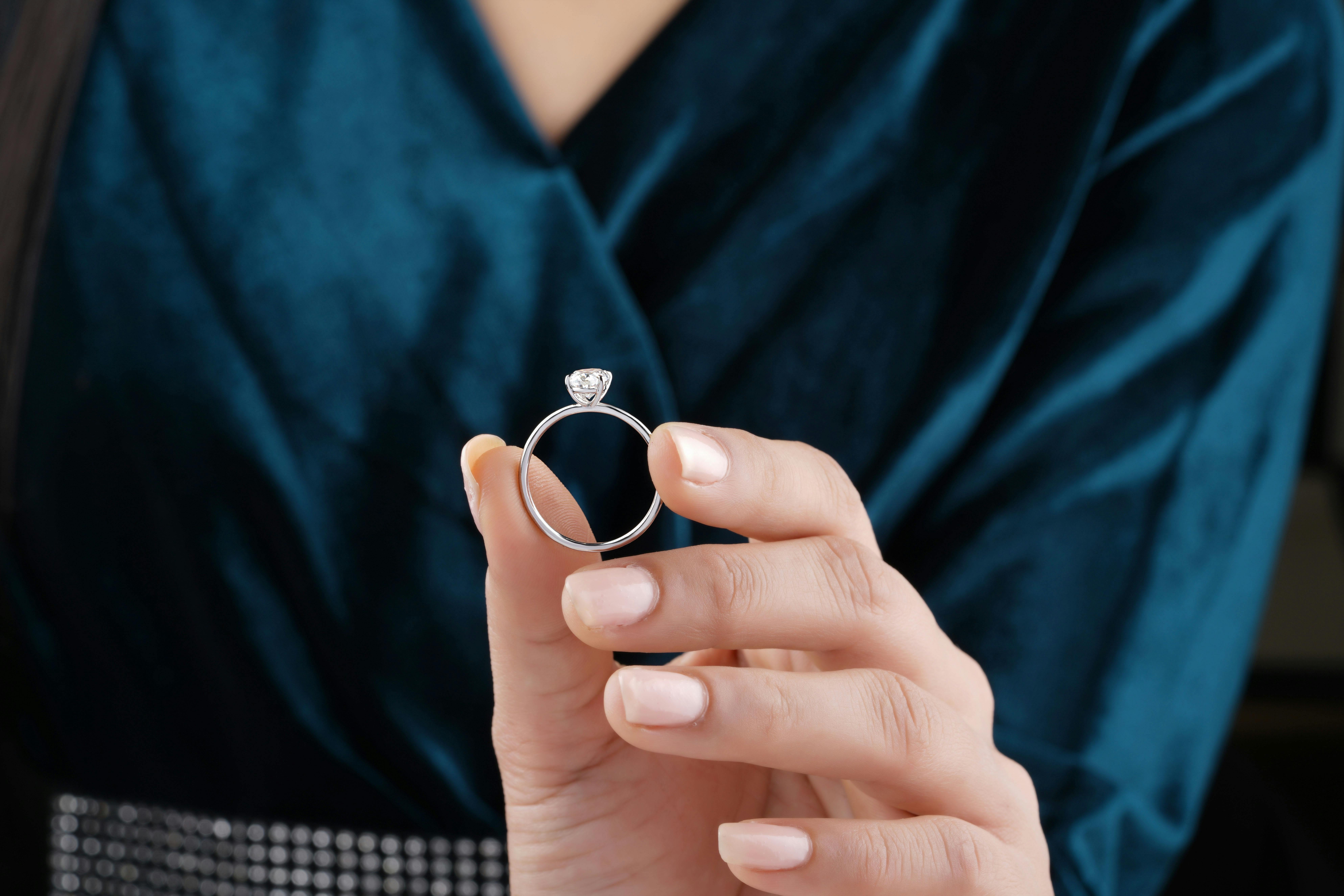 Una mujer con un anillo de diamantes | Fuente: Pexels