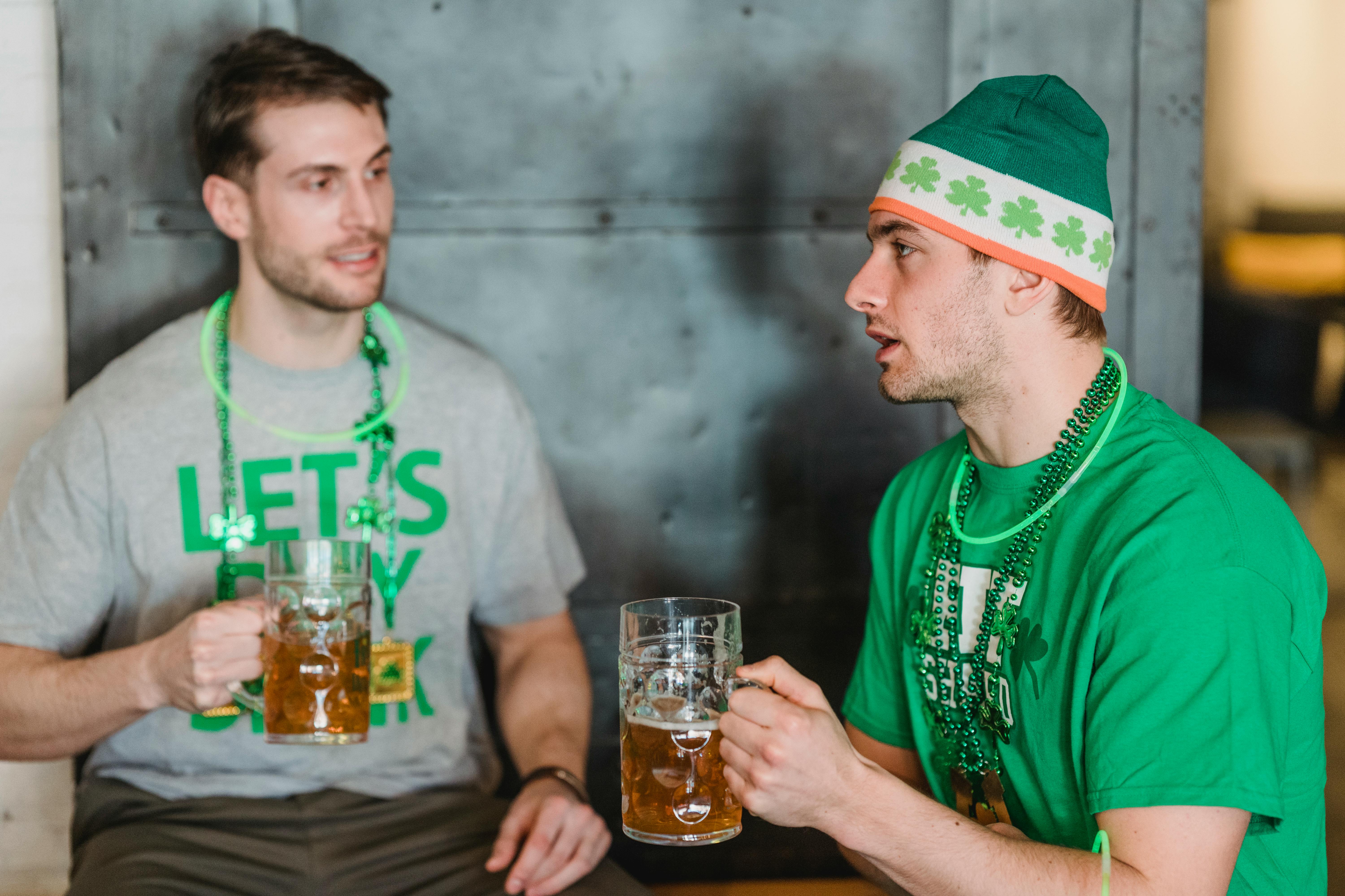 Hombres poniéndose al día mientras beben cerveza | Fuente: Pexels