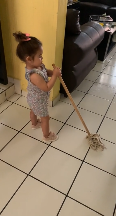 La pequeña Regina trapeando el piso | Fuente: TikTok/esmeraldafg222
