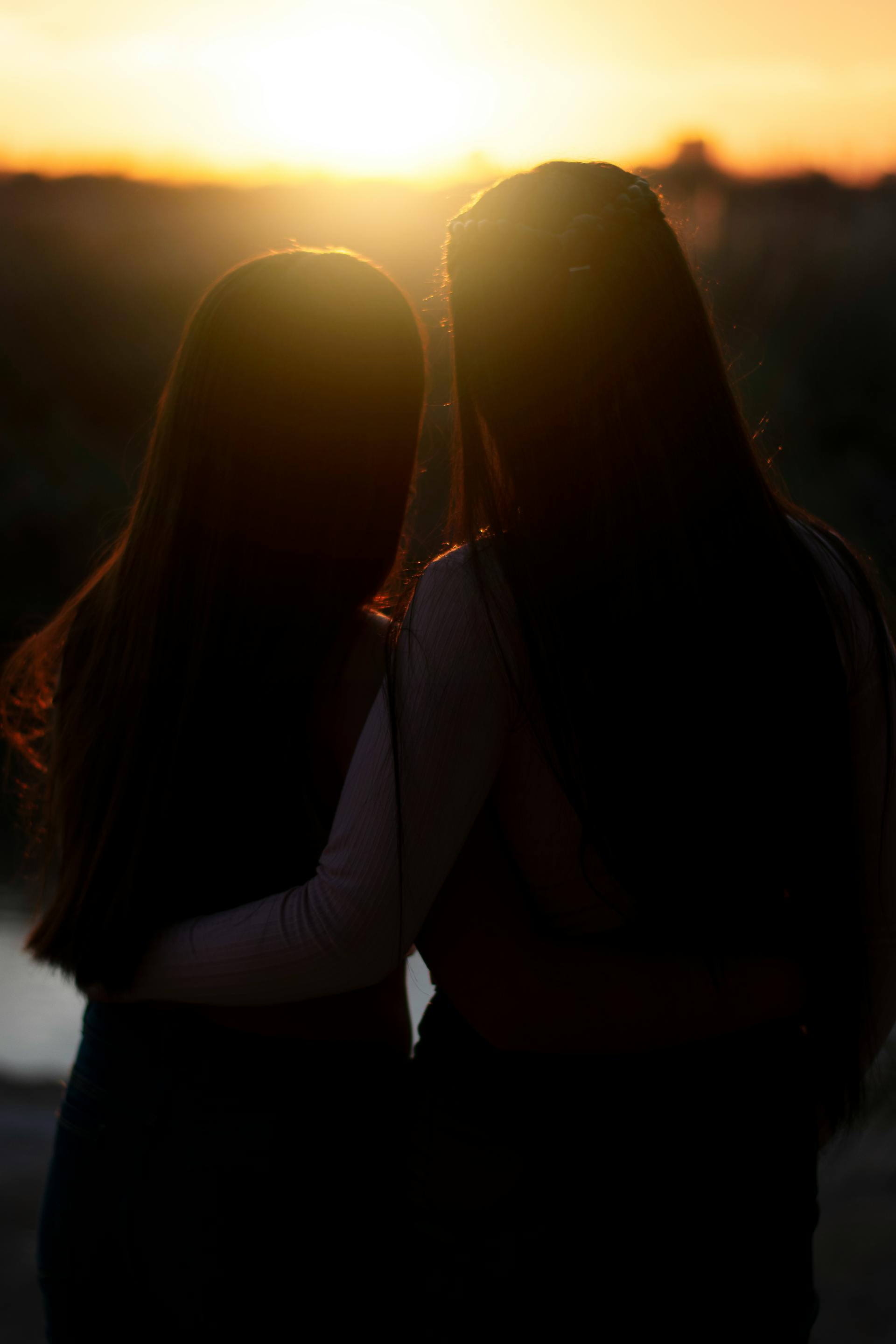 Dos mujeres mirando la puesta de sol | Fuente: Pexels