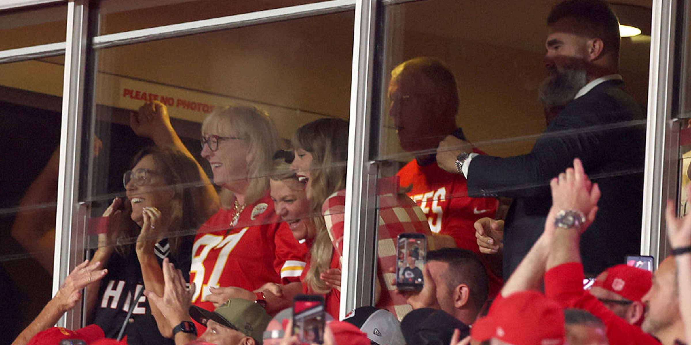 Donna Kelce, la cantante Taylor Swift y Jason Kelce | Fuente: Getty Images