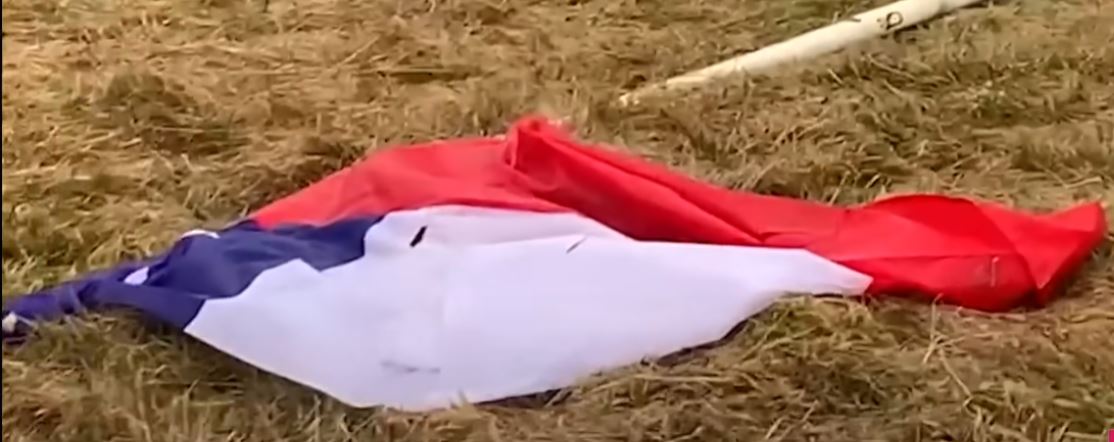 El mástil con la bandera en el suelo | Fuente: YouTube.com/CHVNoticiasTV