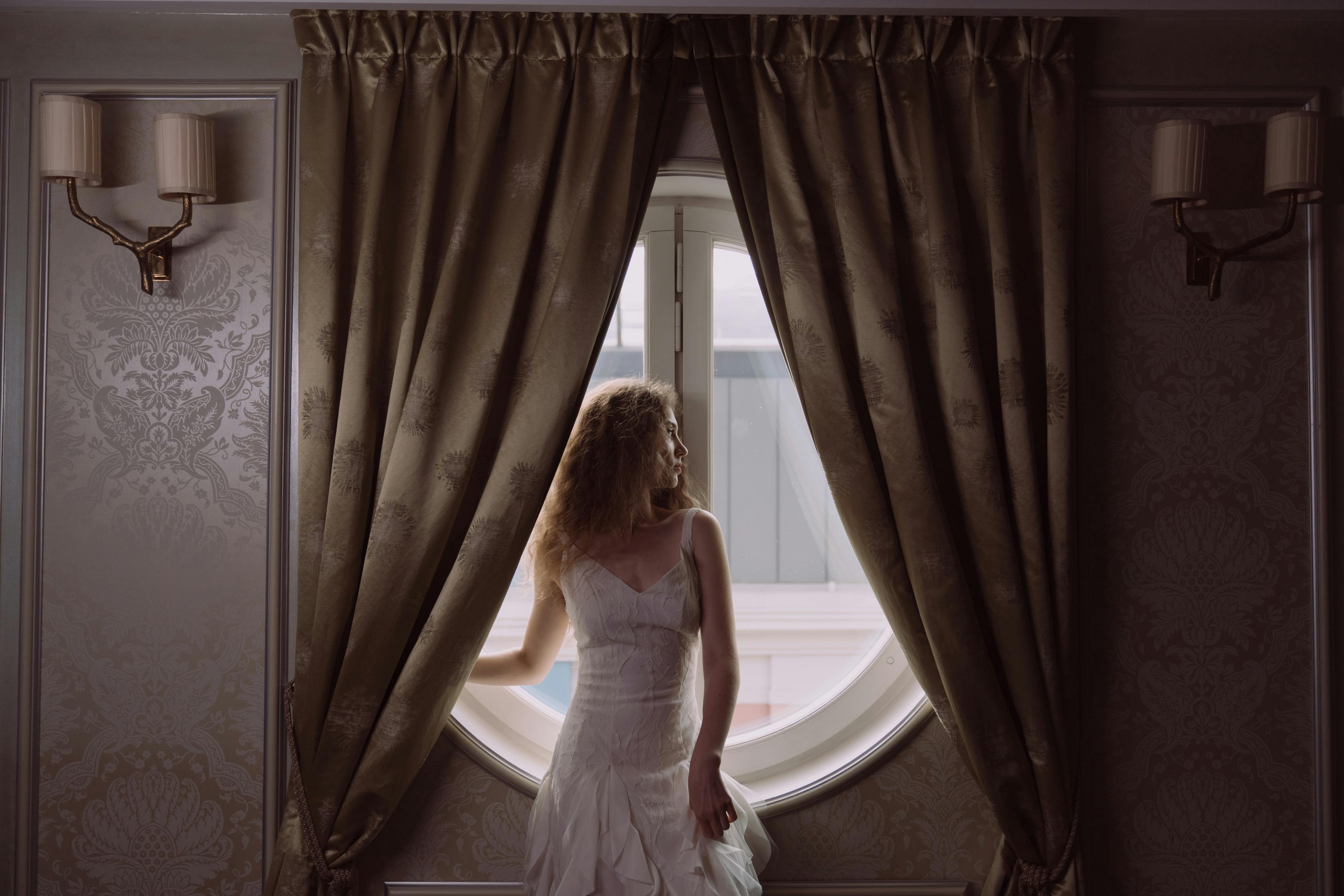 Novia mirando por una ventana |Source: Pexels