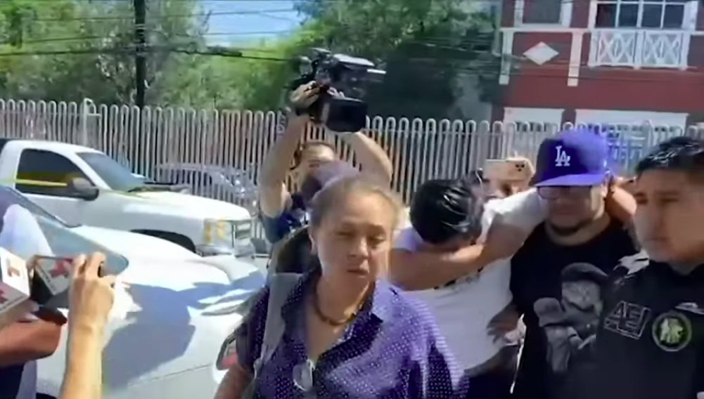 Uno de los secuestrados es asistido tras el suceso. | Foto: YouTube/Grupo Fórmula