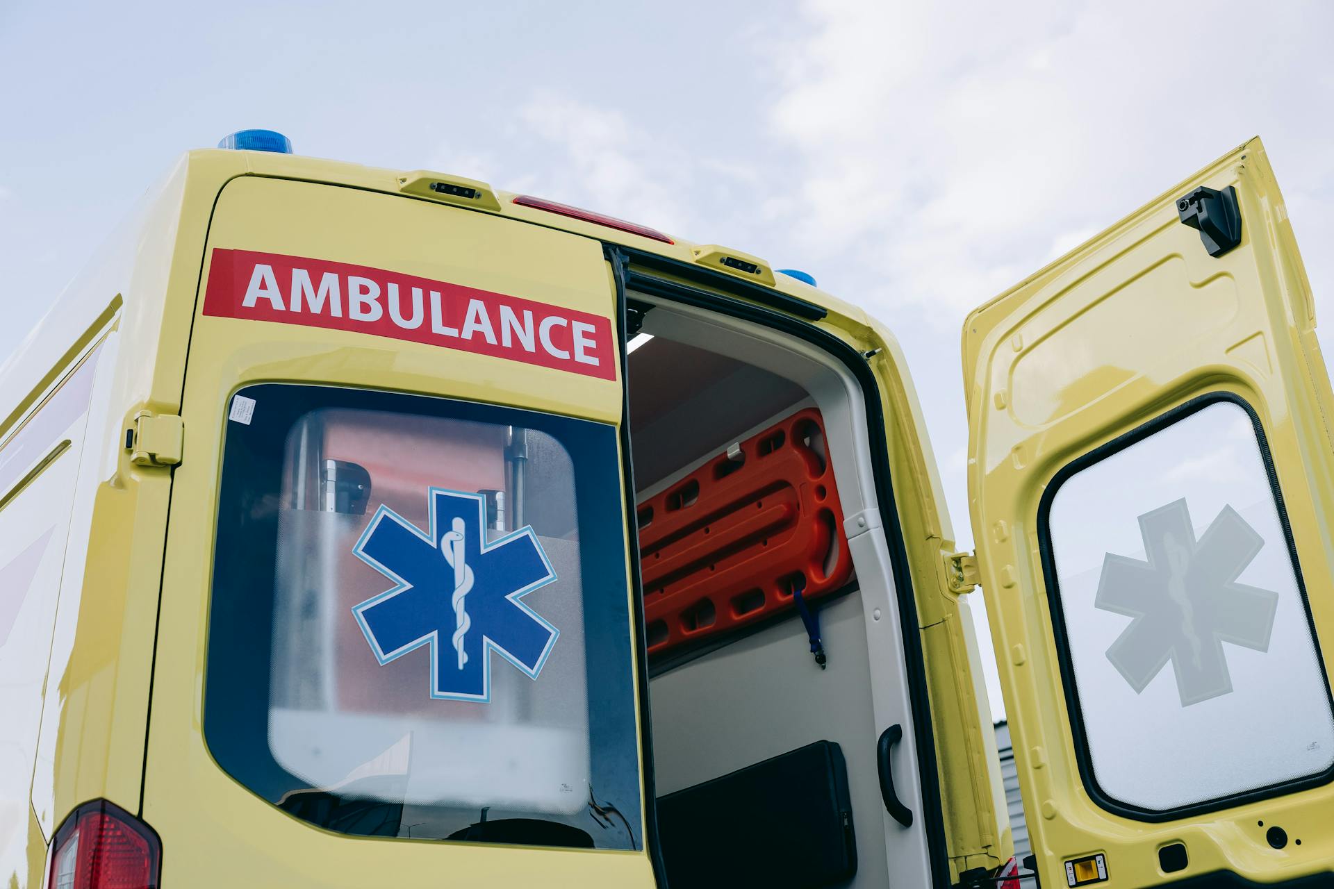 Primer plano, ángulo bajo, de una ambulancia | Fuente: Pexels
