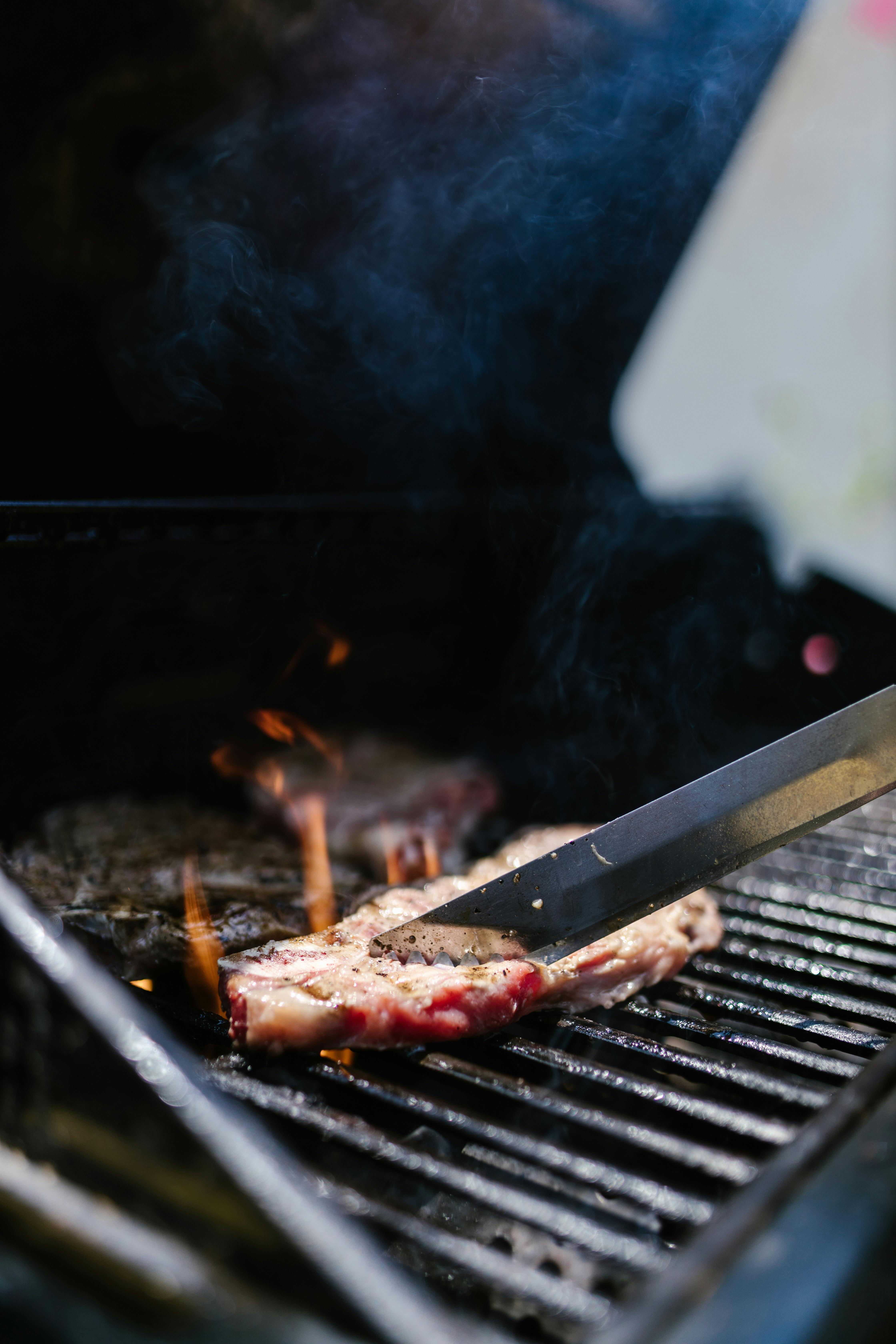 Un trozo de carne en una barbacoa | Fuente: Pexels