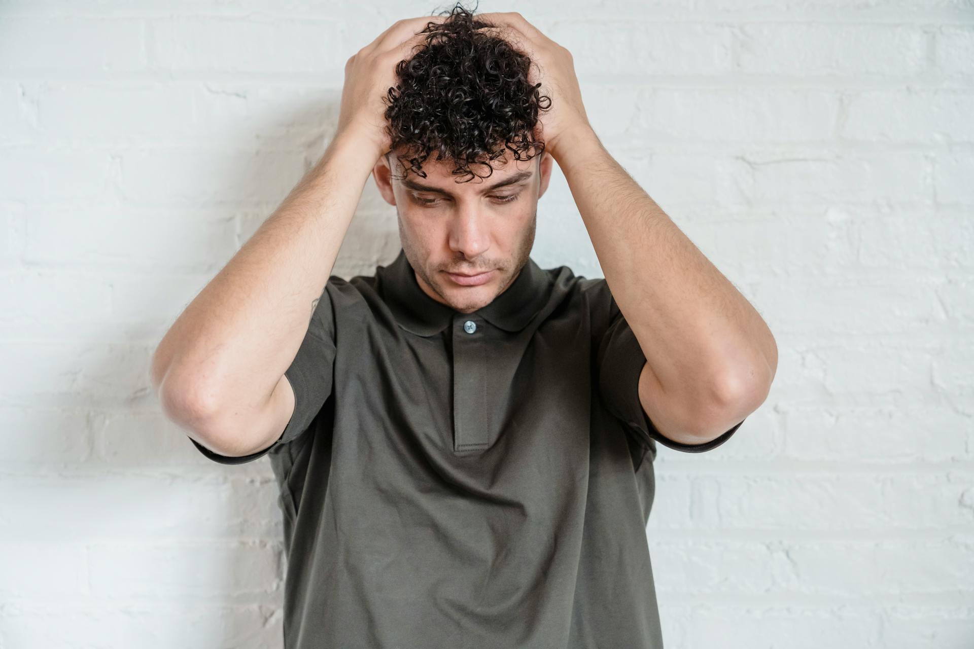 Un hombre con aspecto culpable y derrotado | Fuente: Pexels