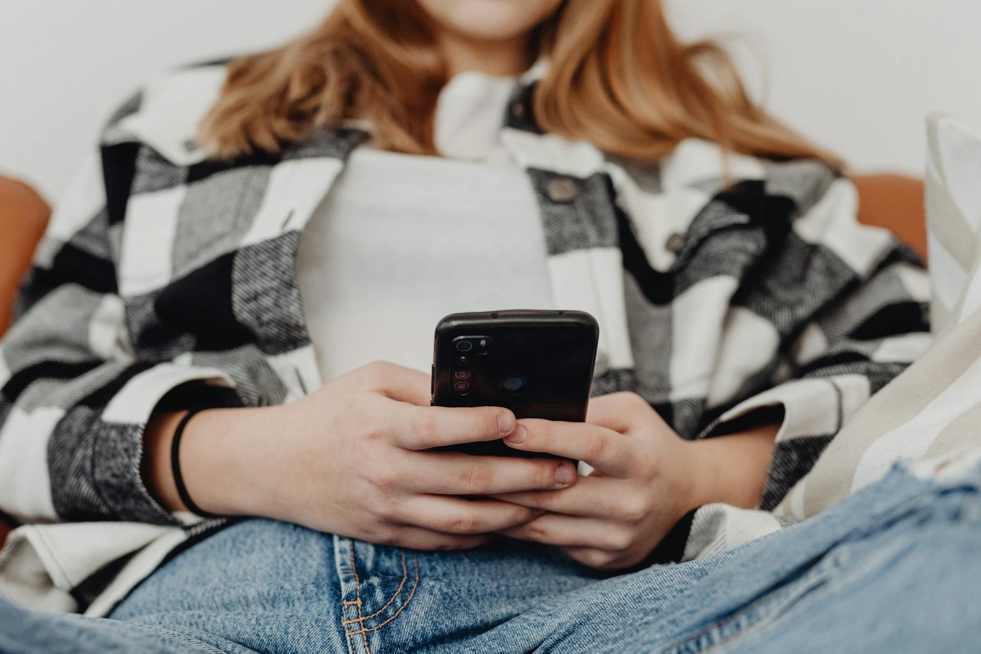 Primer plano de una mujer usando su teléfono | Fuente: Pexels