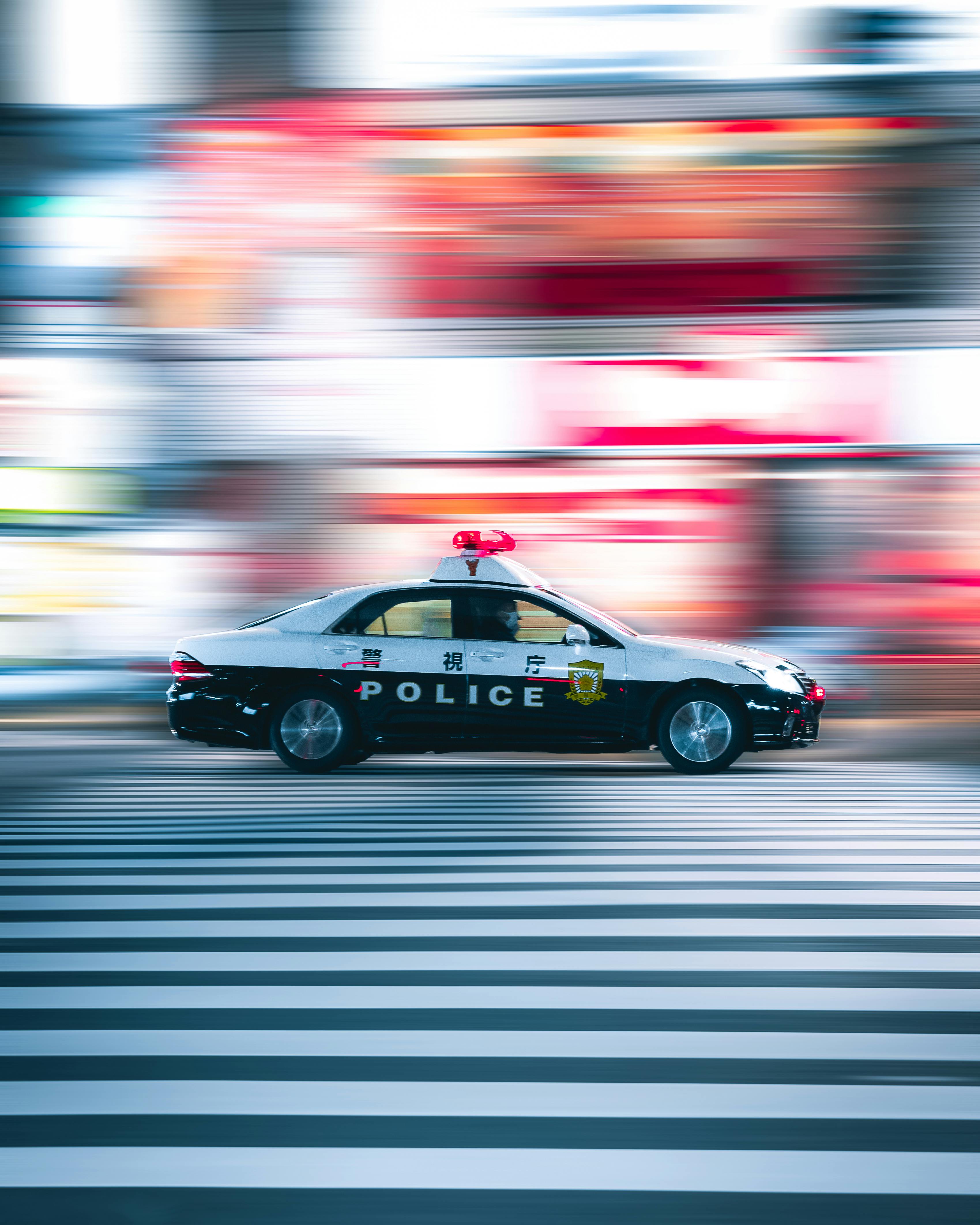 Un automóvil de policía en movimiento | Fuente: Pexels