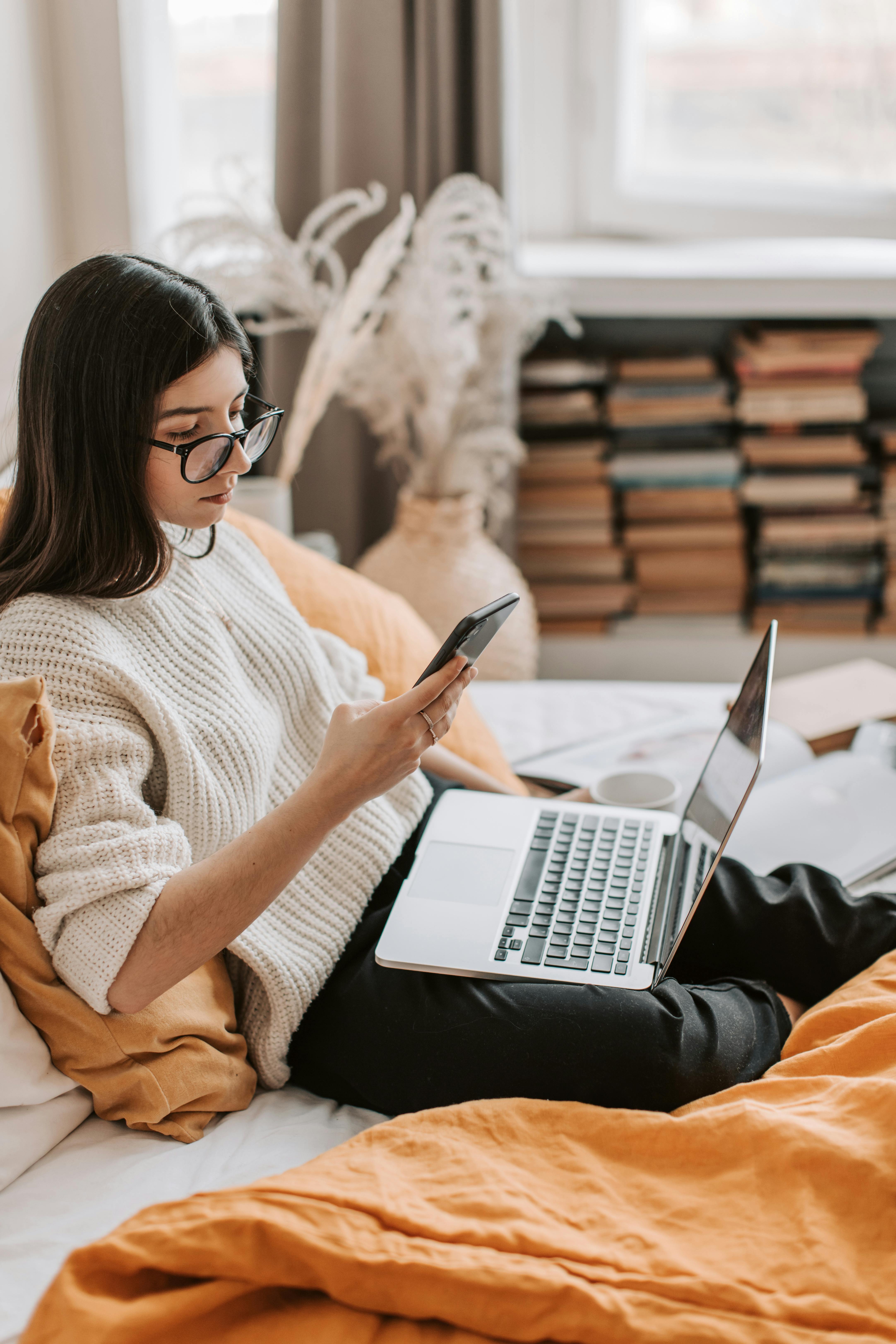 Una mujer trabajando con su portátil | Fuente: Pexels