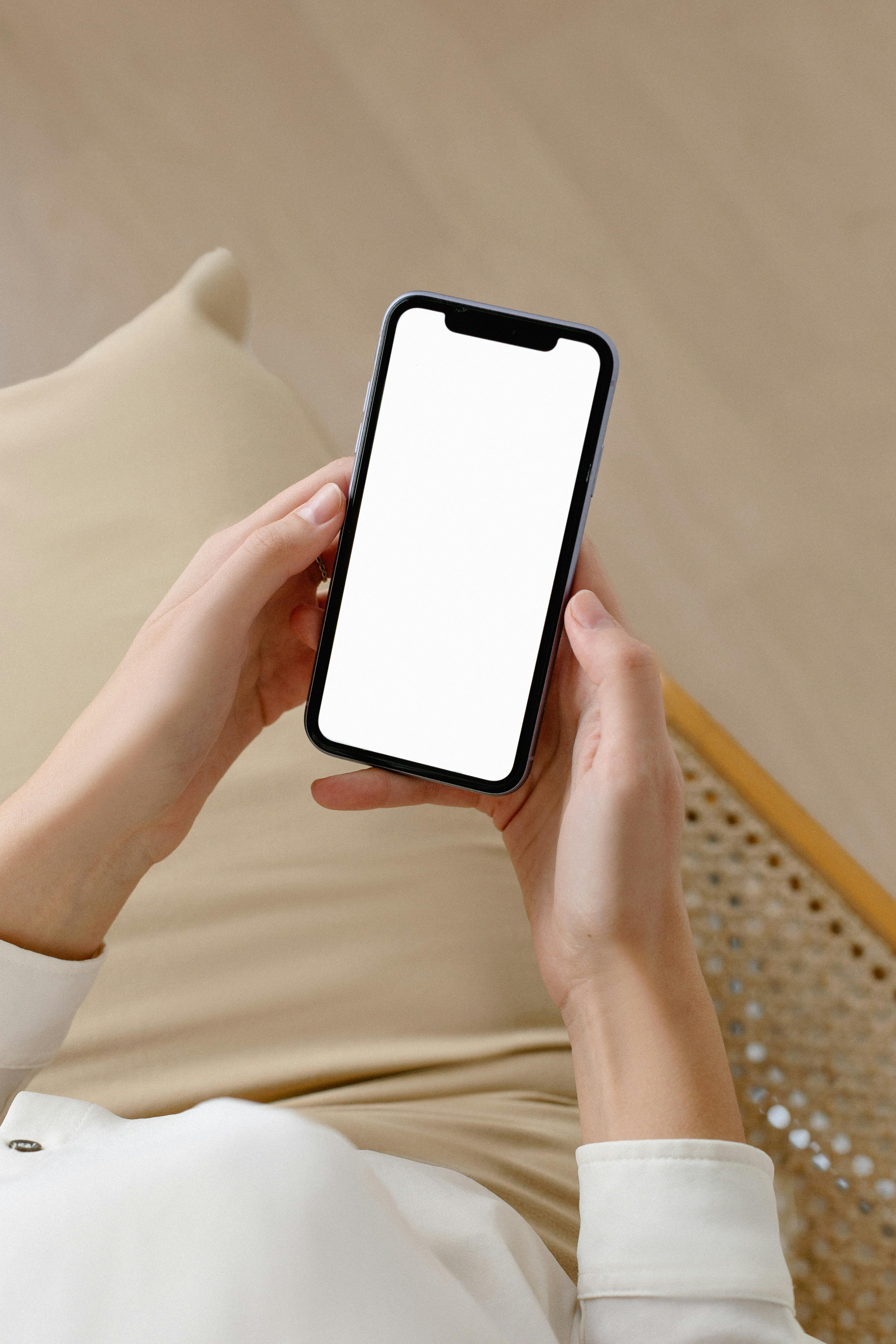 Una persona con un teléfono en la mano | Fuente: Pexels