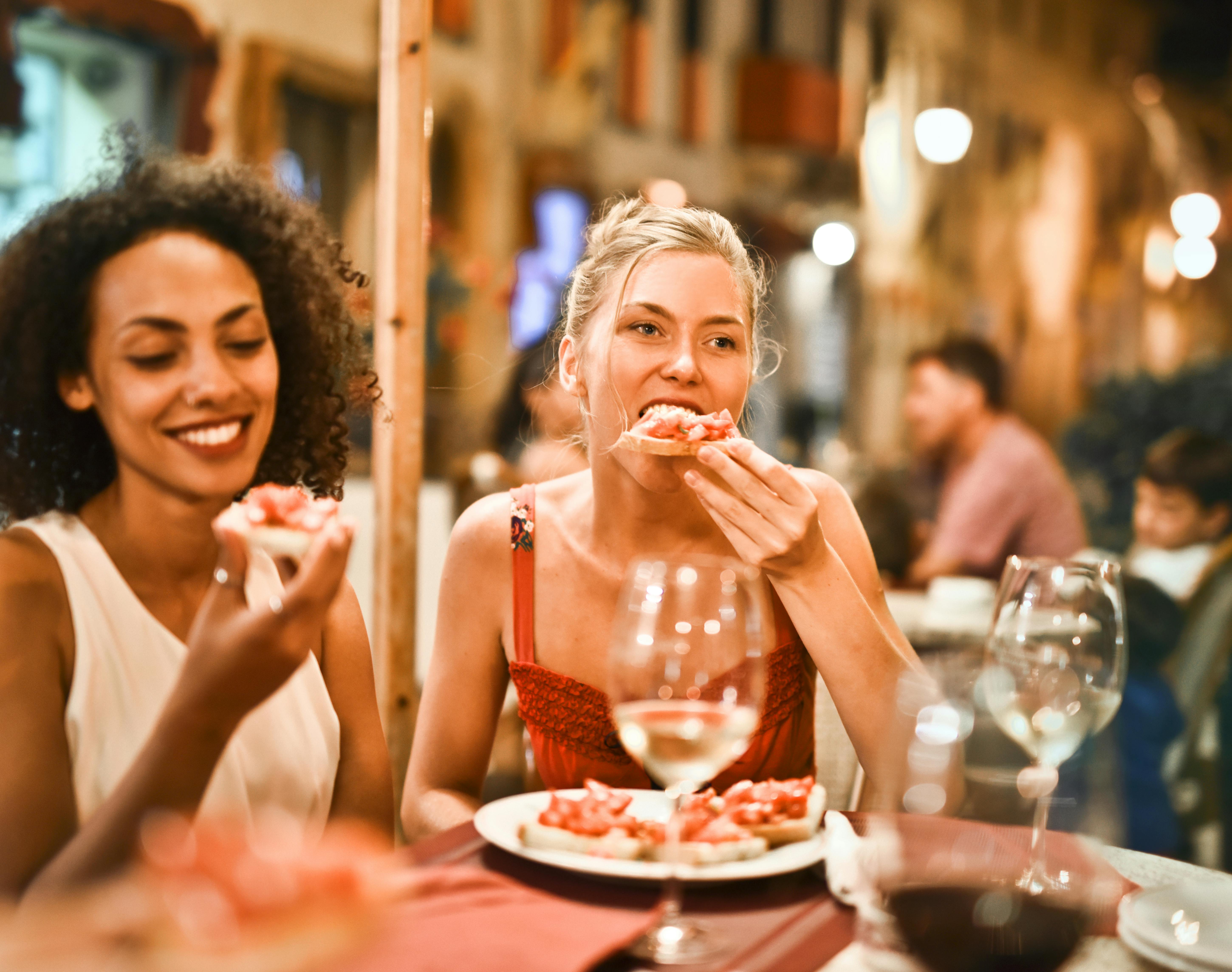 Personas cenando | Fuente: Pexels