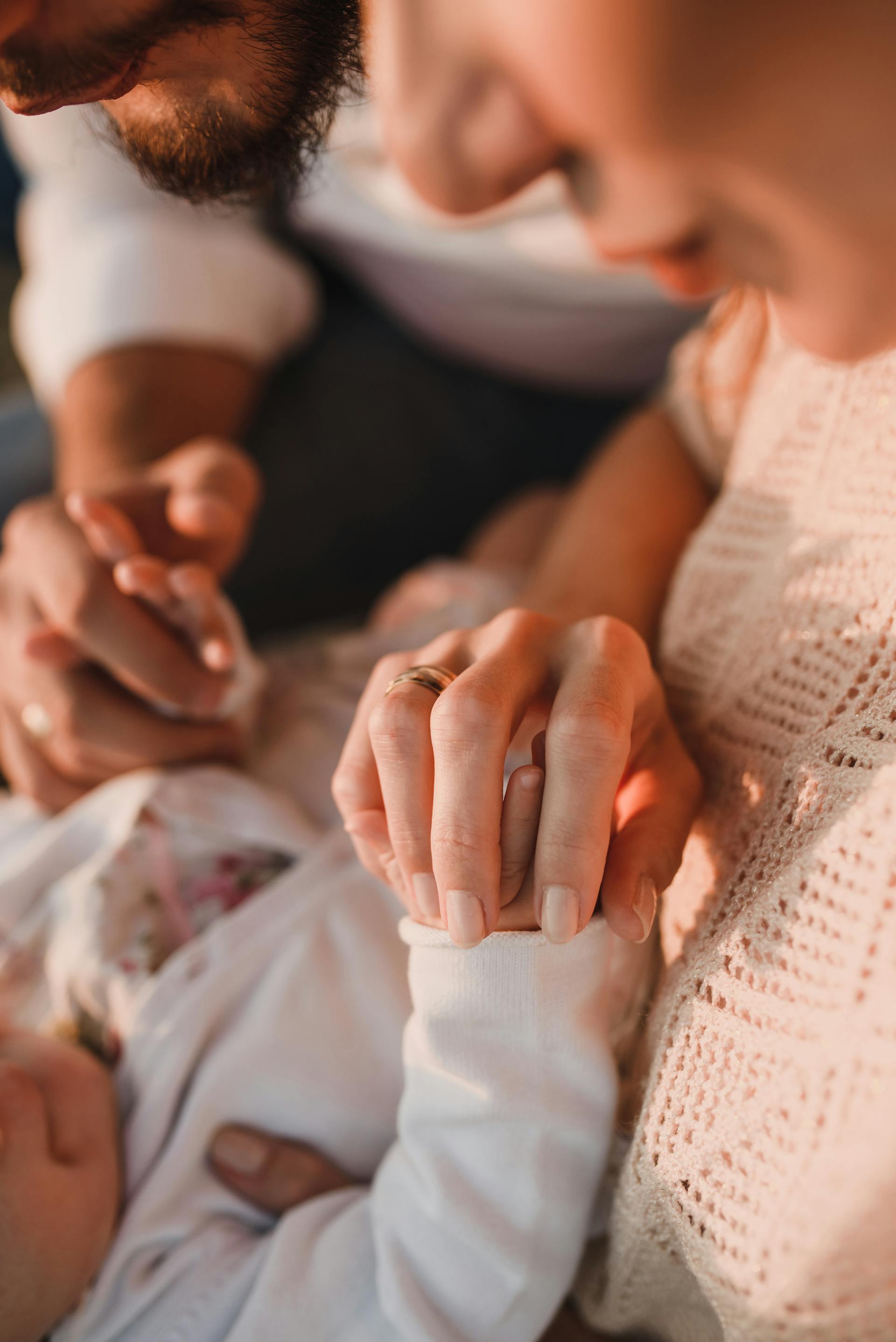 Primer plano de un hombre y una mujer con un bebé | Fuente: Pexels