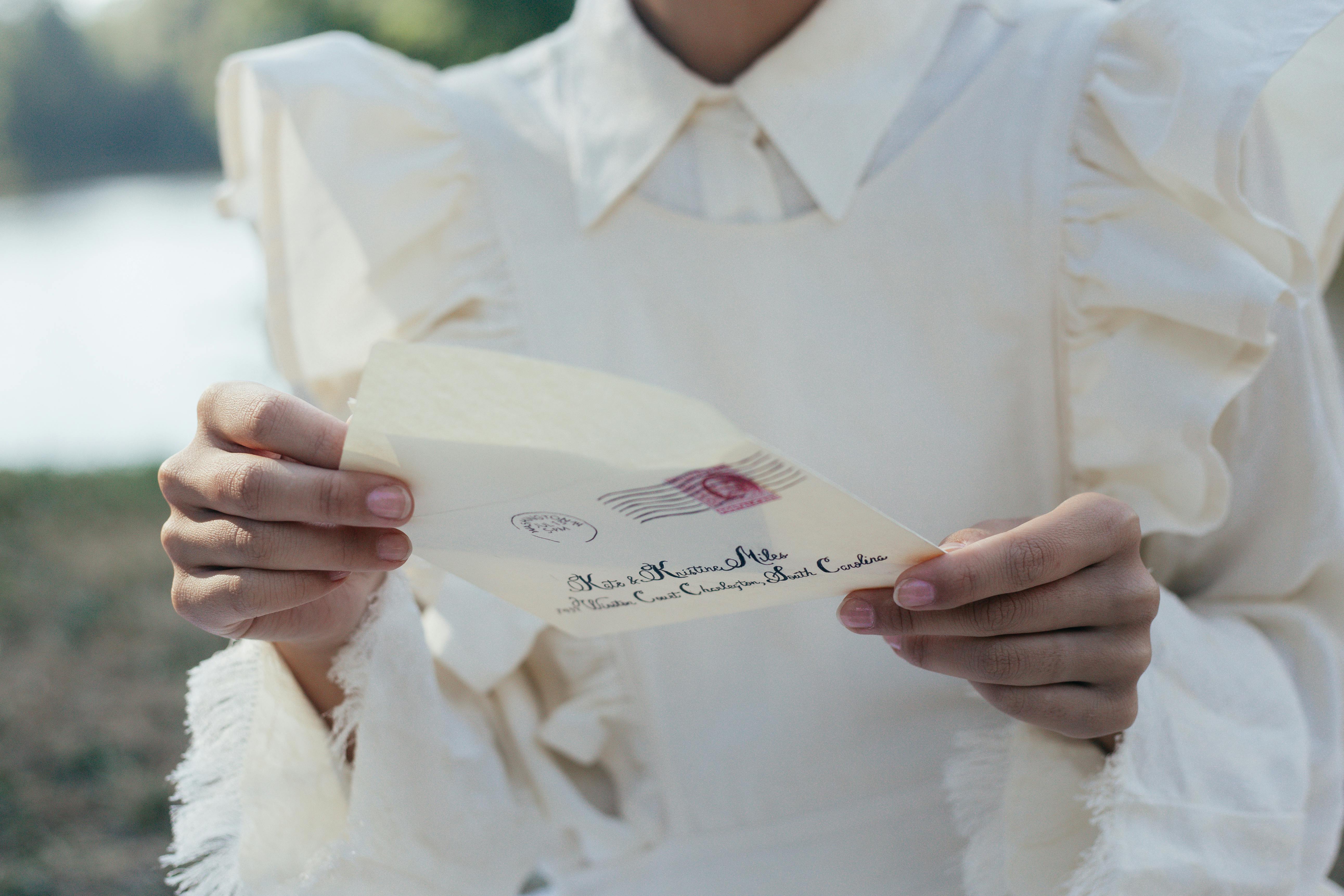 Mujer sosteniendo una carta | Fuente: Pexels