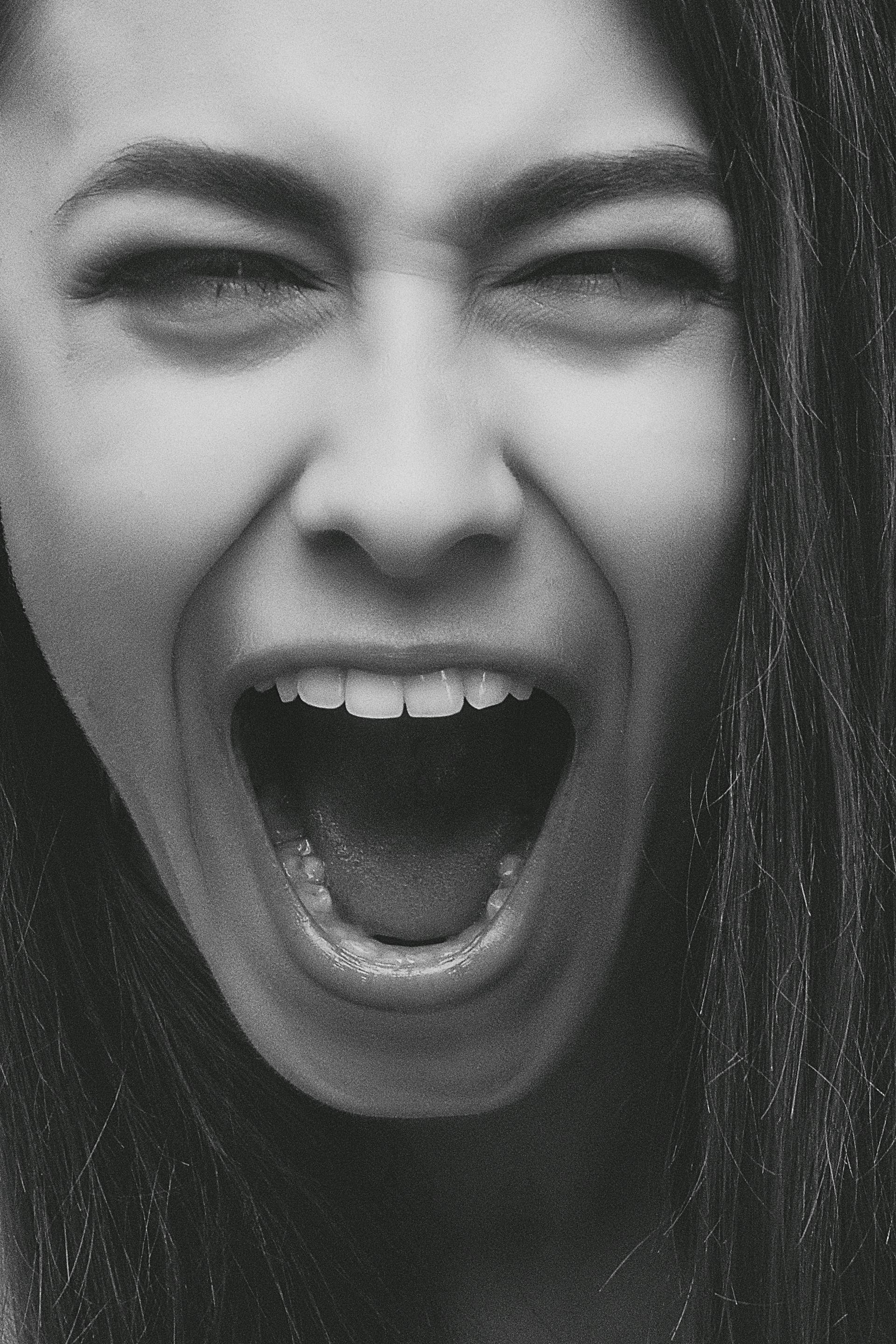 Una mujer hablando airadamente | Fuente: Pexels