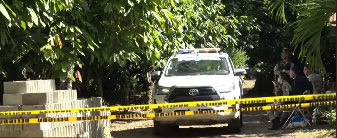 Vehículo policial junto a varios funcionarios trabajando en la búsqueda de Brianna Genao | Fuente: YouTube/CDN 37