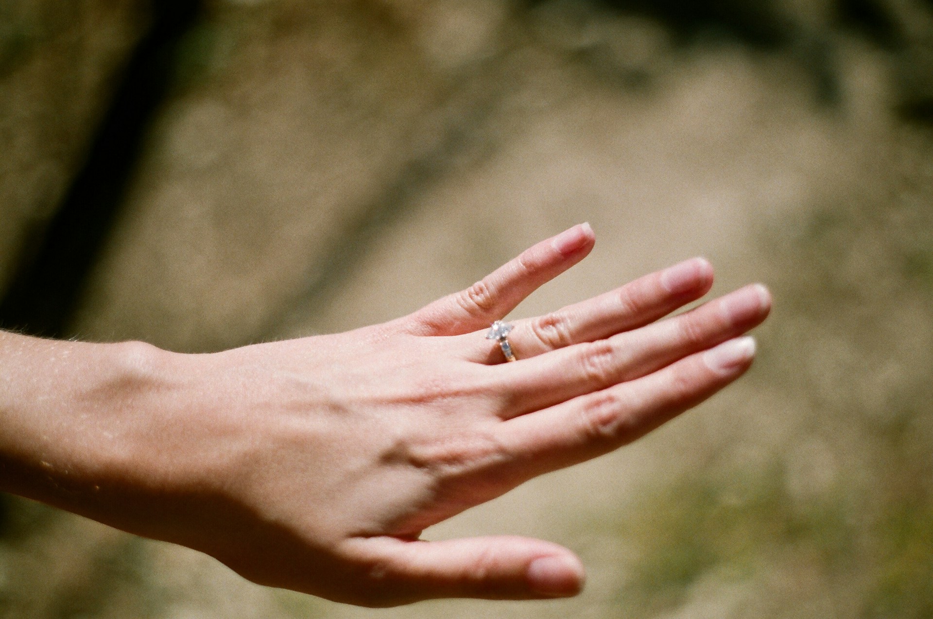 Una mujer con un anillo de diamantes | Fuente: Unsplash