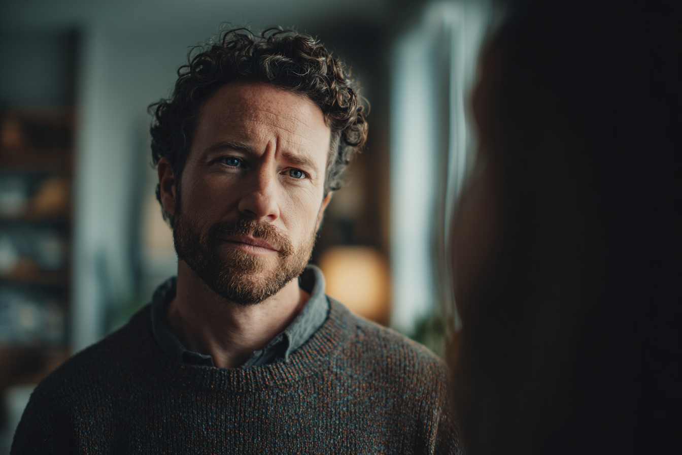 Un hombre hablando con su esposa | Fuente: Midjourney
