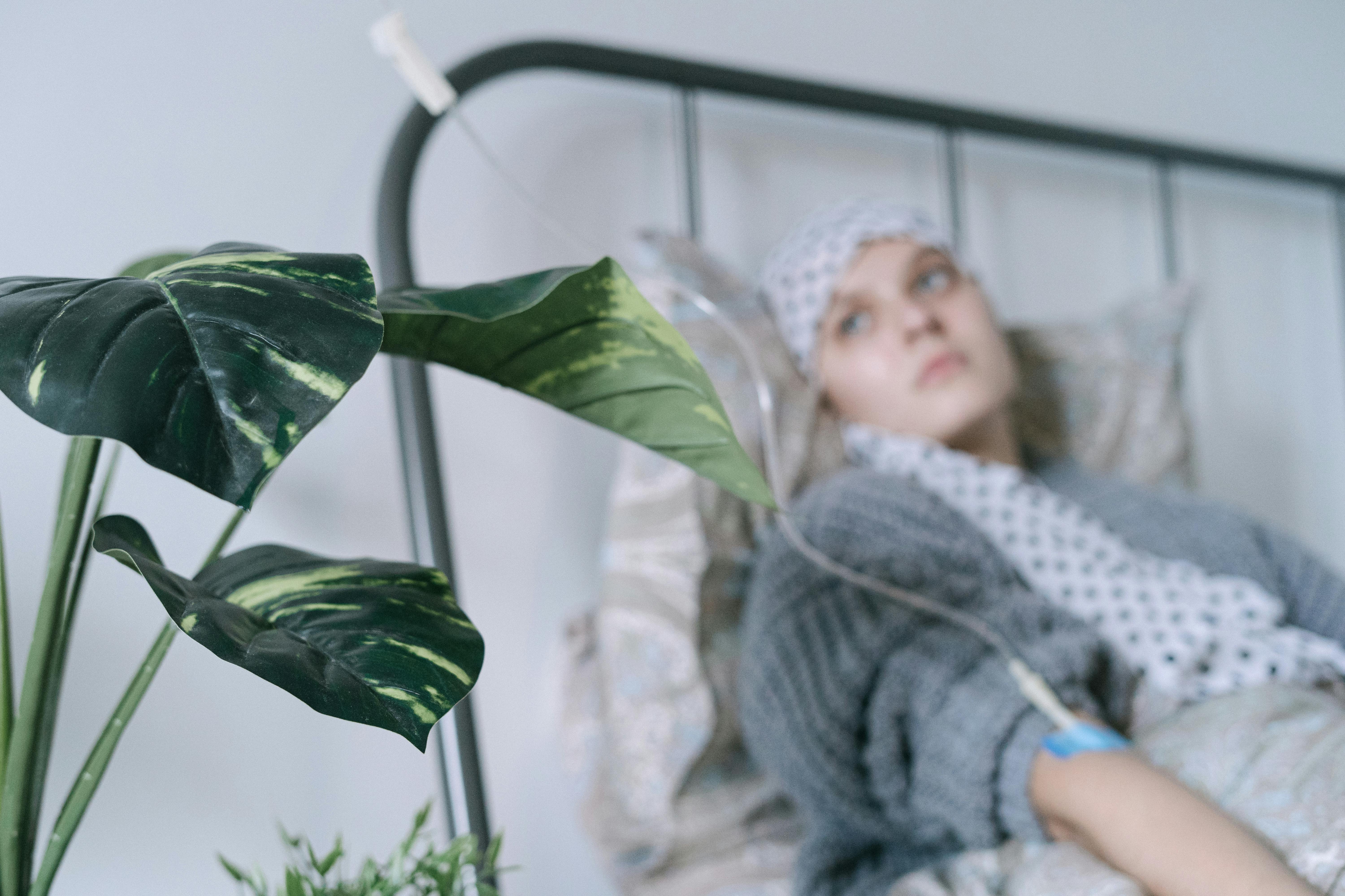 Una mujer enferma en la cama de un hospital | Fuente: Pexels