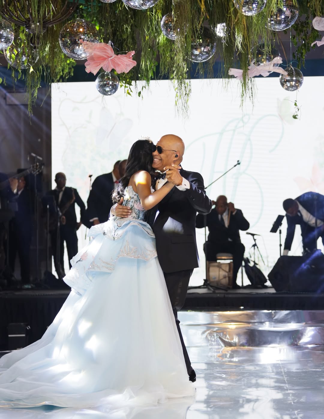 Rubby Pérez junto a su hija menor Ana Beatriz Pérez Reynoso durante su celebración de 15 años | Fuente: Instagram/anabprey