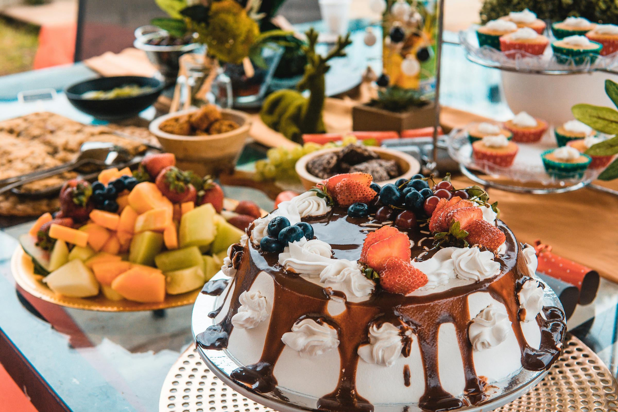 Primer plano de una mesa de postres | Fuente: Unsplash