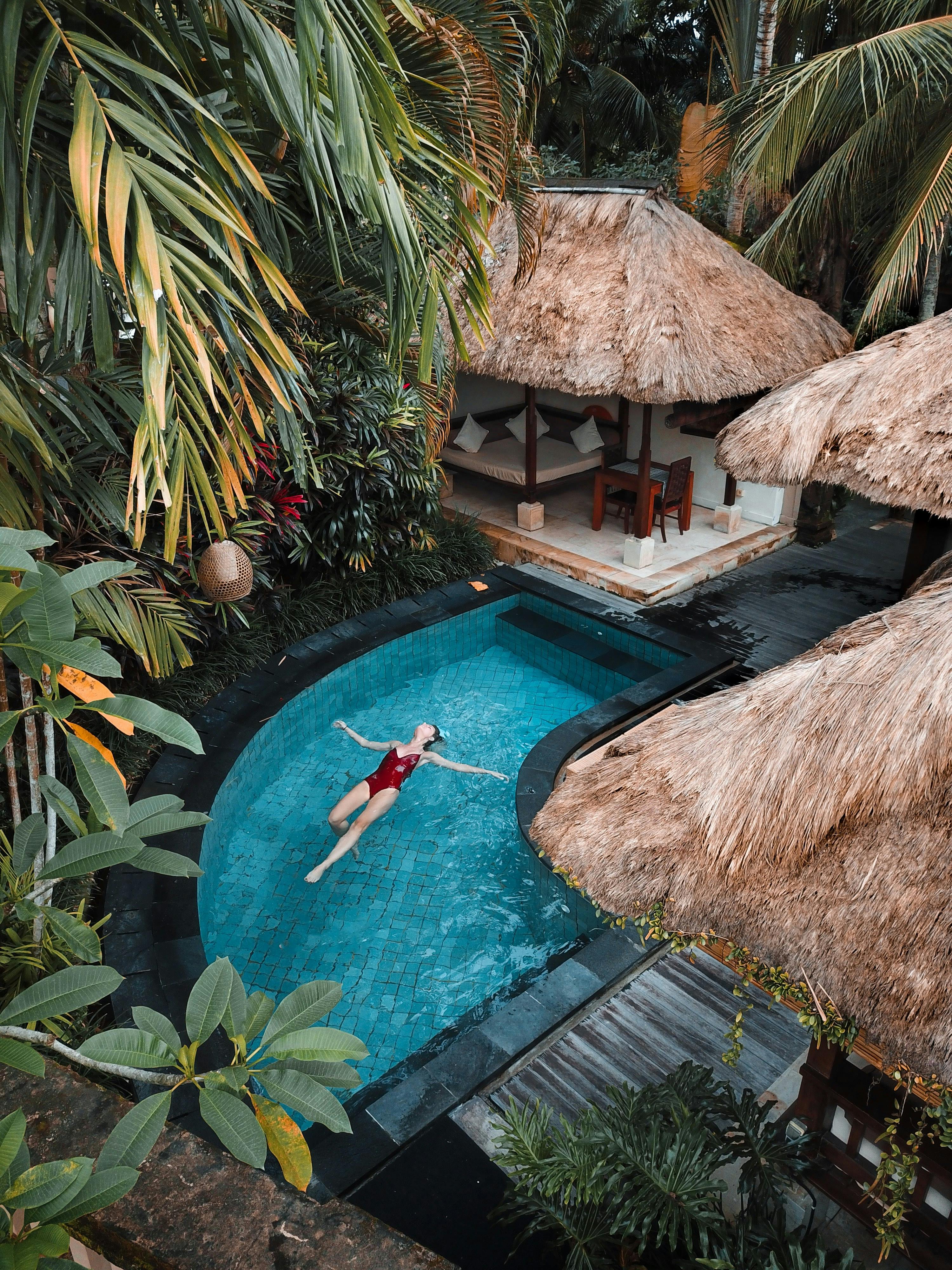 Una piscina de lujo en un complejo turístico | Fuente: Pexels